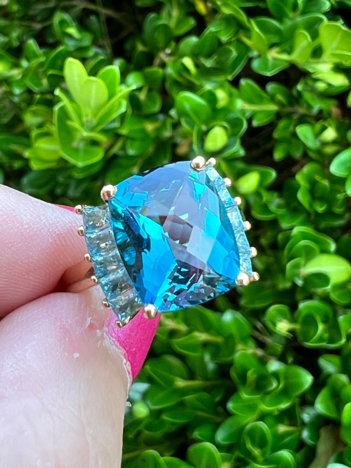 VINTAGE 14K GOLD FACETED DEEP TEAL LONDON BLUE AND LIGHT SWISS BLUE TOPAZ RING