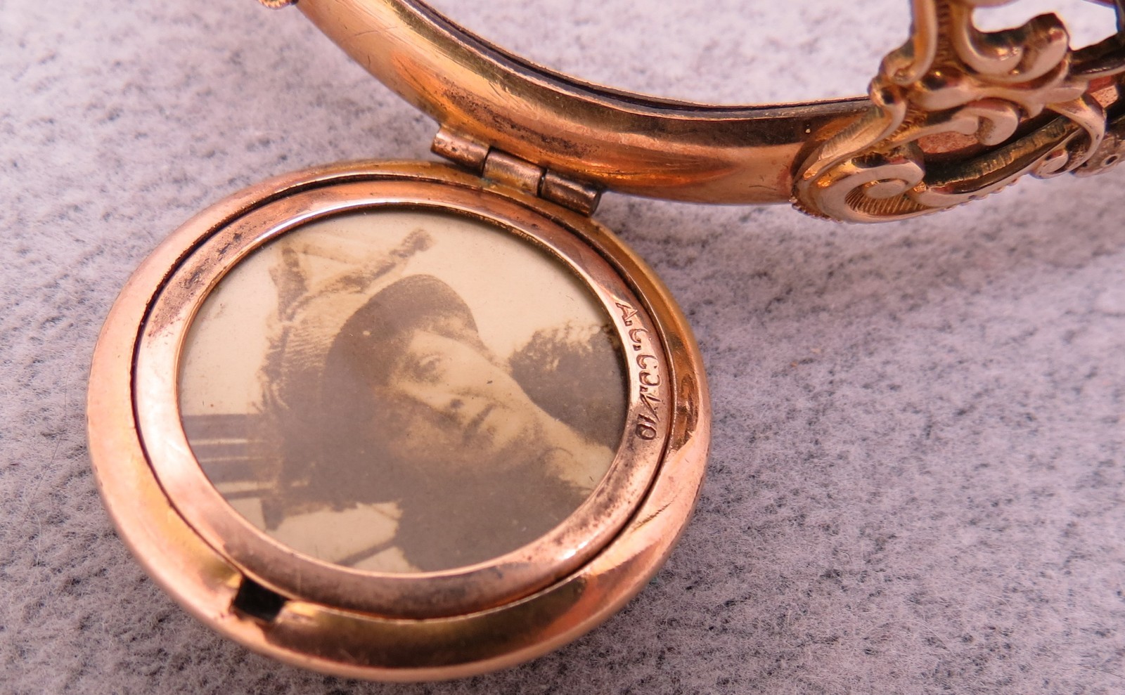 Victorian Gold Filled Bangle Bracelet 43 Grams AC Co Hinged 7.75″ Photo Locket
