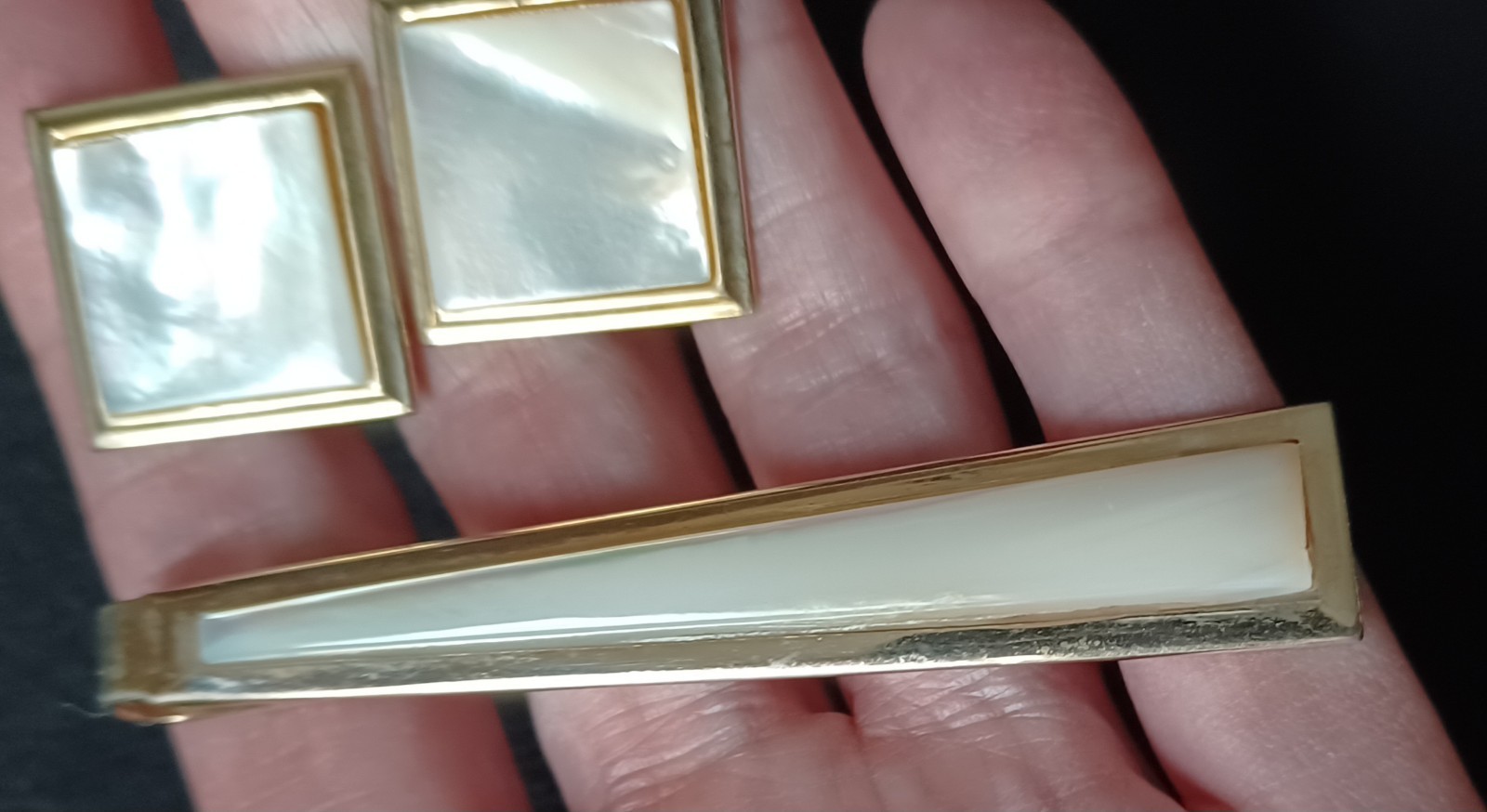 Elegant VTG Mother of Pearl Square Gold Tone Cuff Links Coordinating Tie Clip