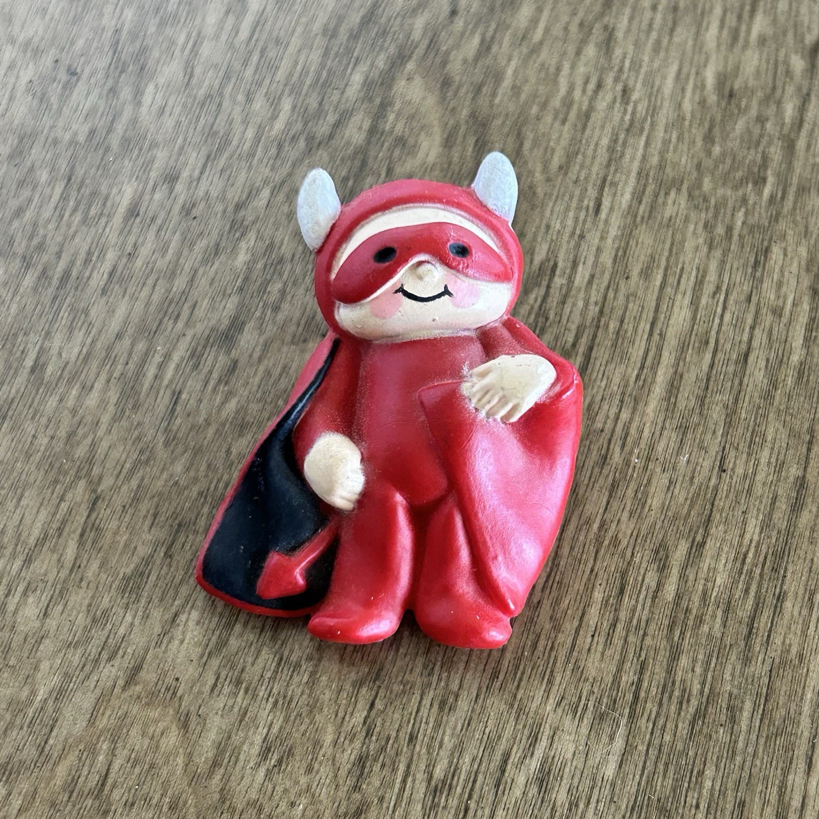 Vintage Fun World Carle Place NY Little Devil Brooch Pin 2″ WHITE HORNS