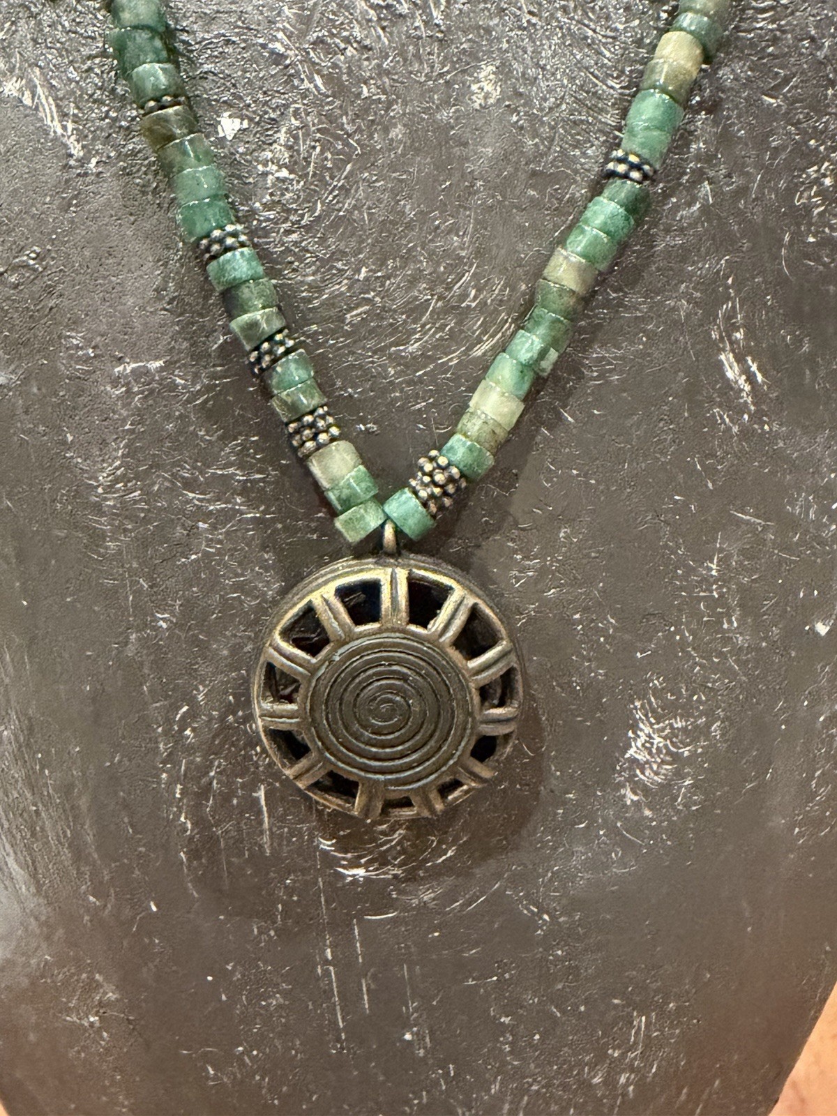 LAUREN RALPH LAUREN JADE GREEN BEAD CAVIAR SPACERS BRASS PENDANT 16″ NECKLACE EU