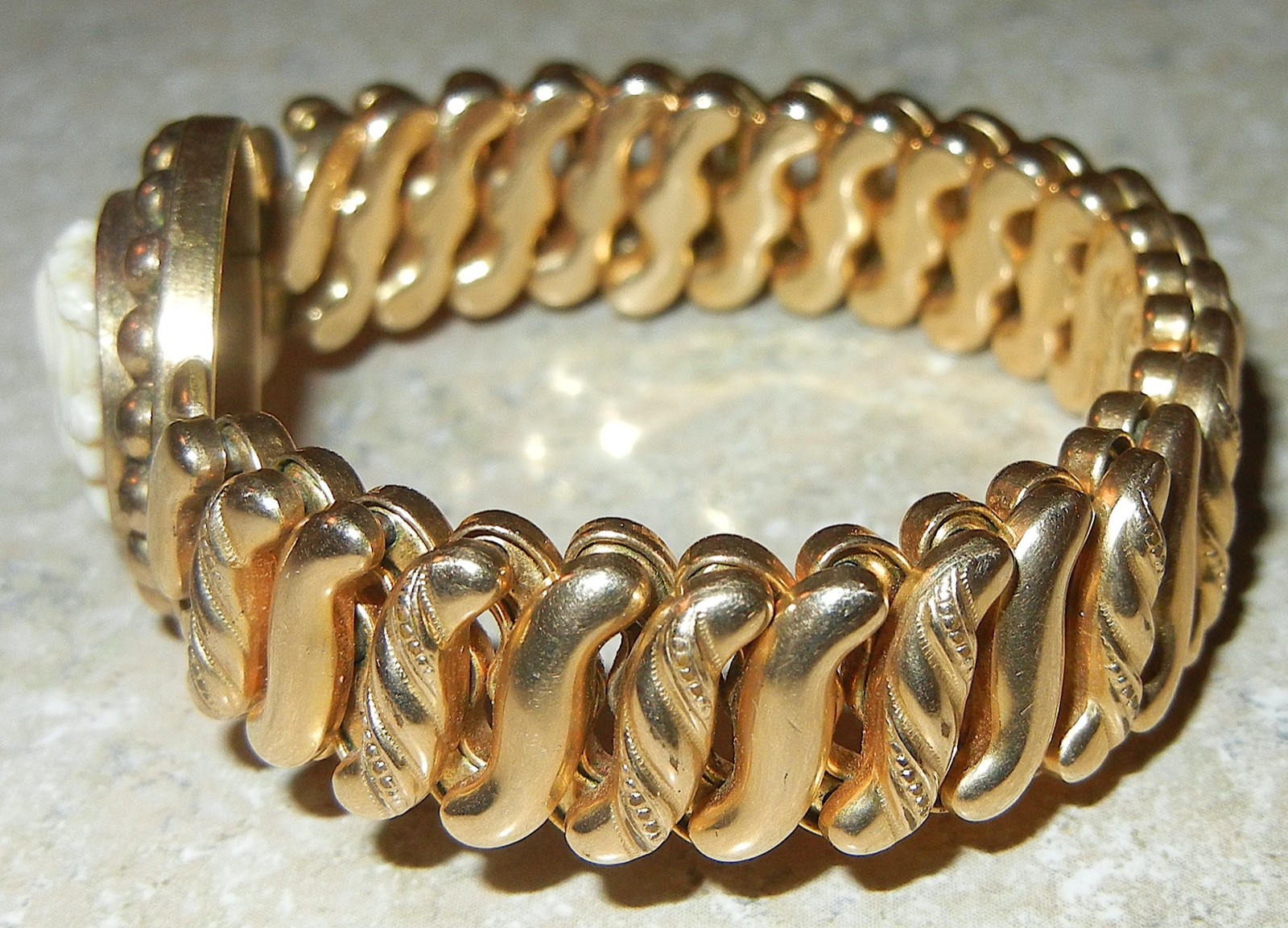 VINTAGE CARMEN THE DFB CO CAMEO SWEETHEART EXPANSION BRACELET HEART G.F. AS IS