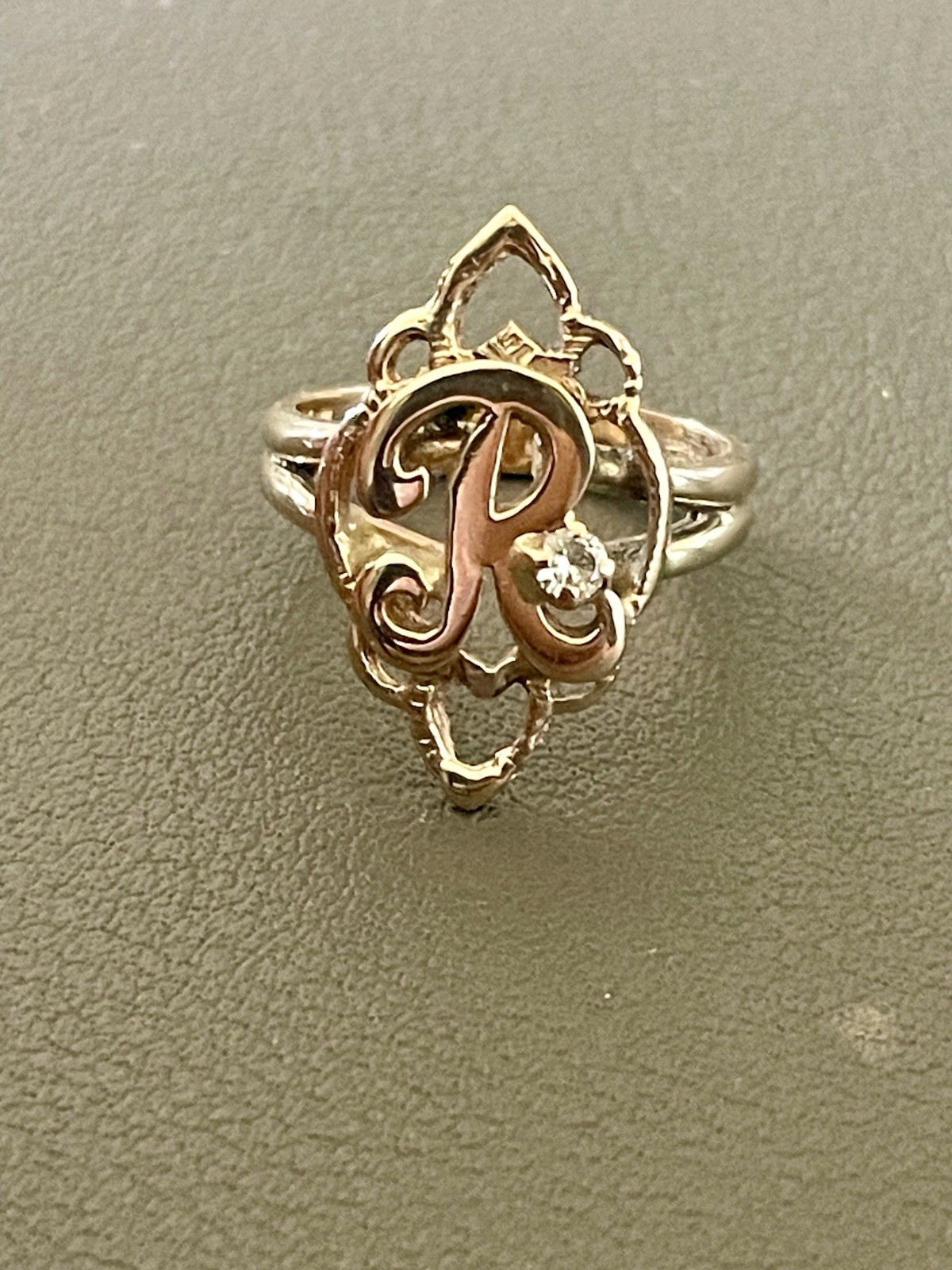 14KT Yellow Gold 0.05CTW Diamond “R” Initial Ring. Size 3.75 (BU157)
