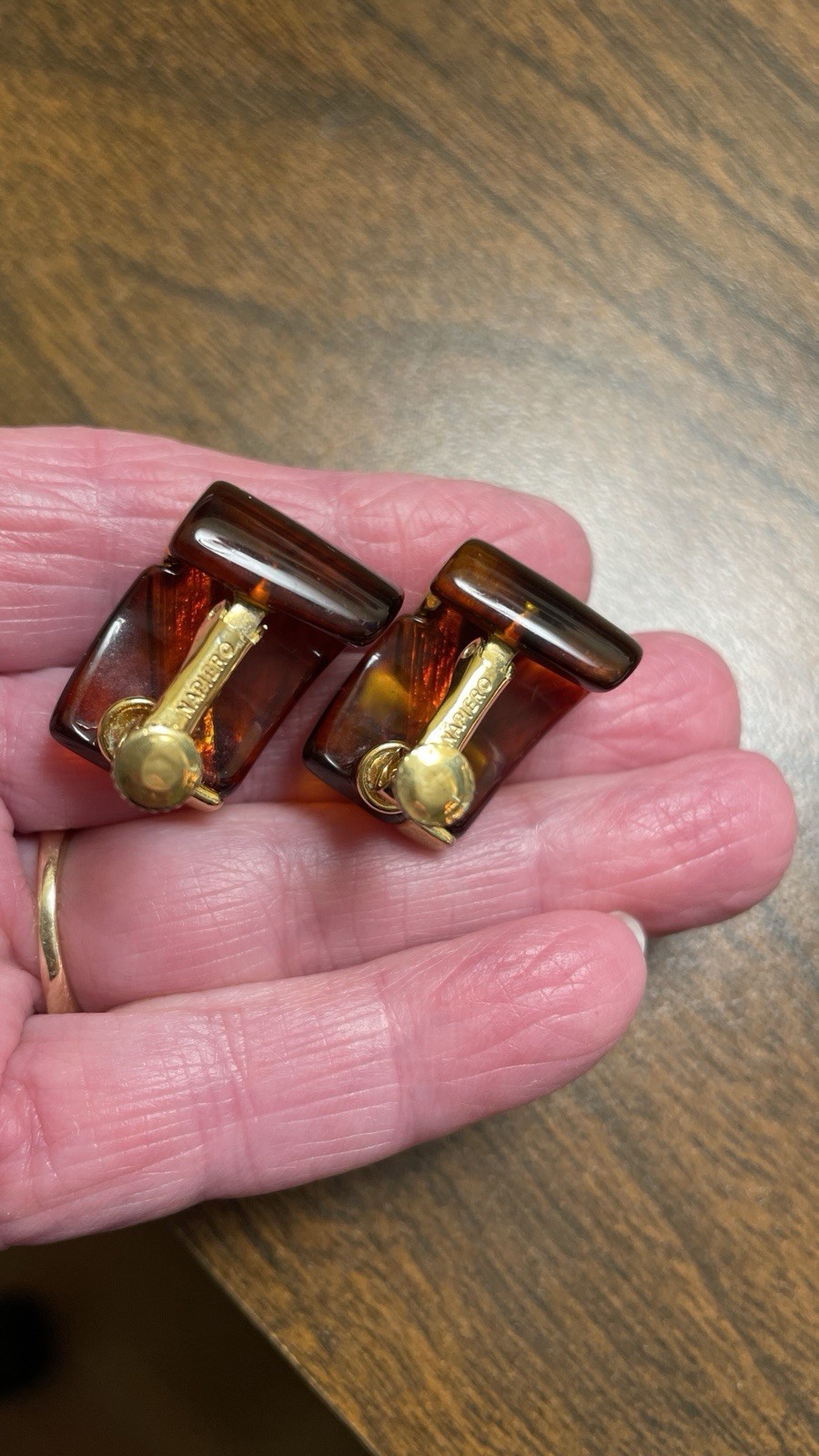 Vintage Napier Faux Amber Resin Screwback Earrings 1″ GoldtoneHigh-end Estate