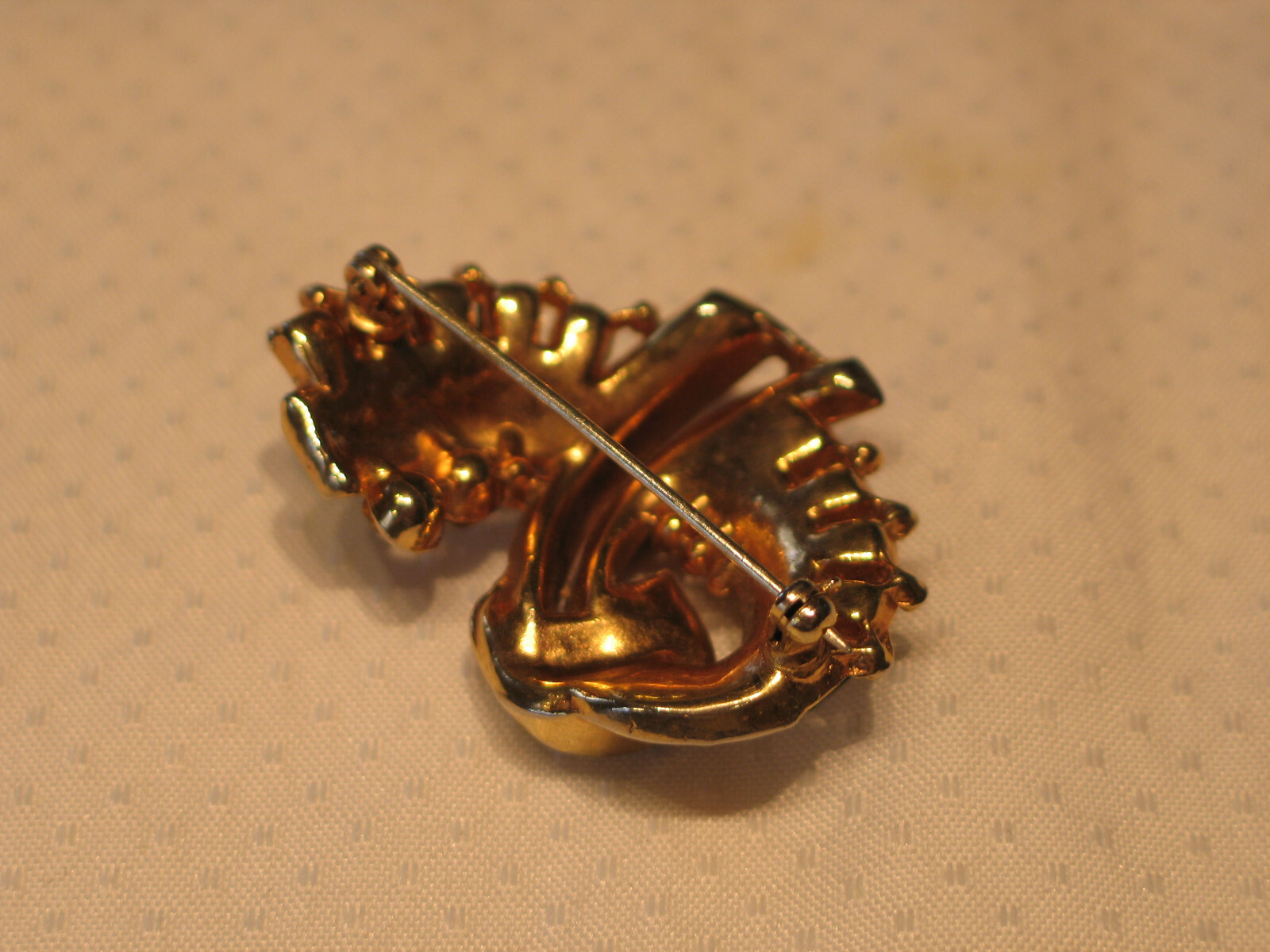 Vintage 1940’s Emerald and Colorless Rhinestone Ribbon Swirl Brooch Pin 1 3/4 In