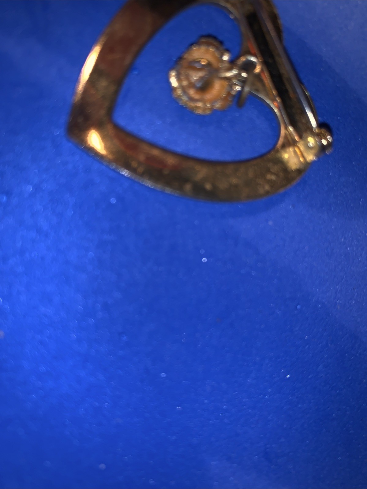 Unsigned Brooch/Pin Gold-Tone Heart with hanging Rose safety catch clasp