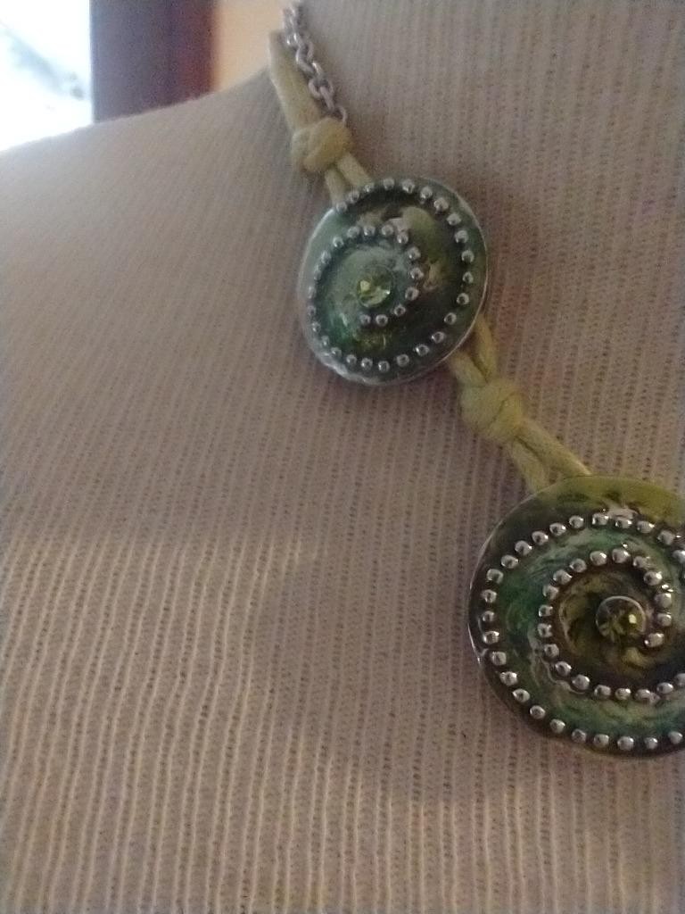 16″VINTAGE LIME GREEN ENAMEL SPIRAL DROP NECKLACE~RHINESTONES~PENDANT~DISCS