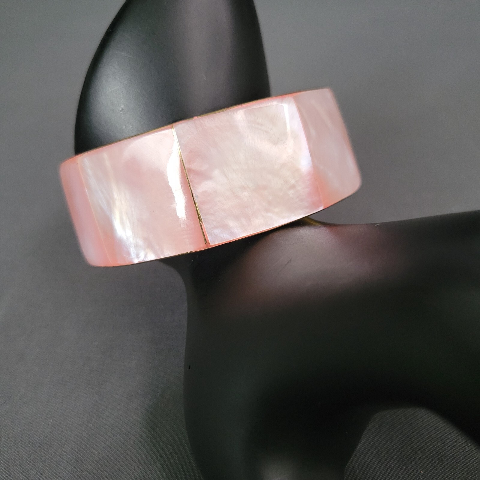 Vintage Gold Tone Metal Inlaid Pink Mother Of Pearl Bangle Bracelet 7 3/4 in