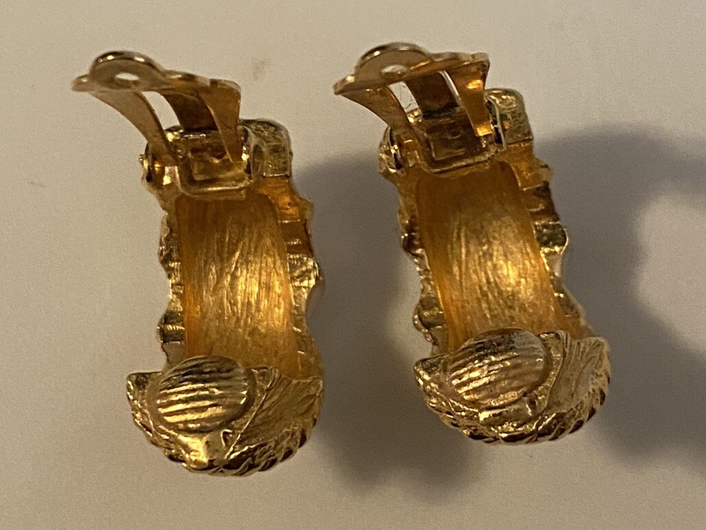 Vtg GAY BOYER Signed White Enamel Gold Tone Rope Design Retro Chic NY Earrings