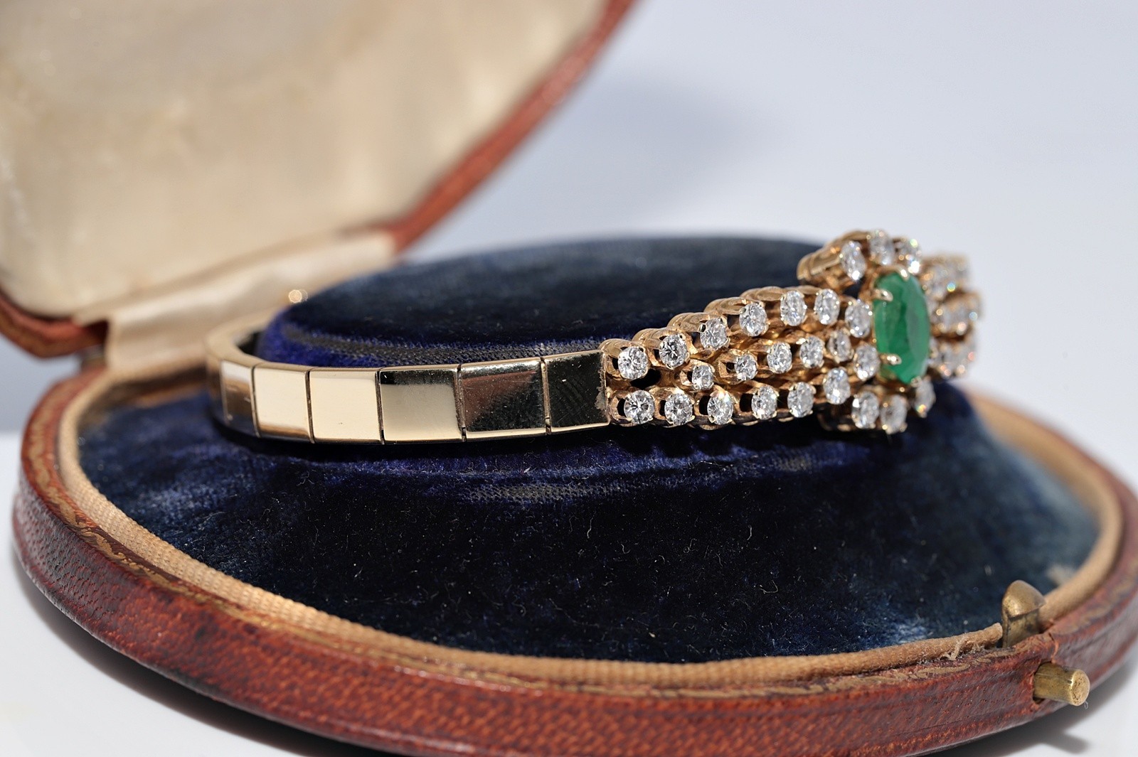 Vintage Circa 1980s 18k Gold Natural Diamond And Oval Cut Emerald Bracelet