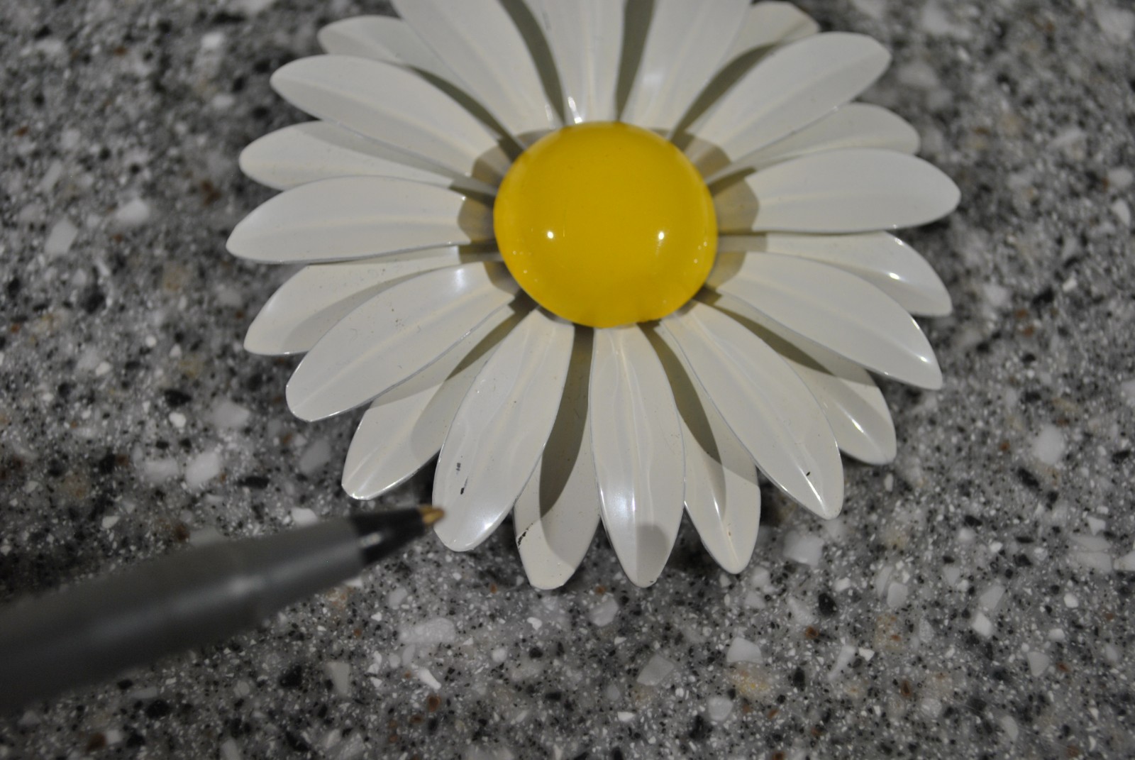 2-Vintage Pink / White Flower Brooch Pin Enamel 3″ 60s 70s Mid Mod Flower Power