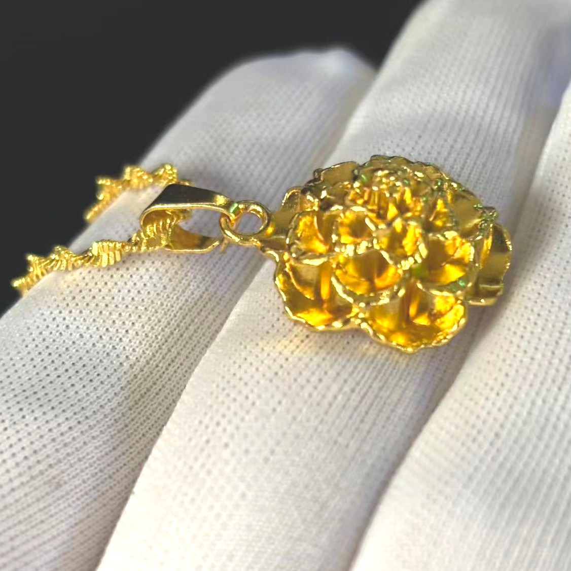 VTG Flower Gold-plated? (NOT SURE) Gold Tone Pendant Necklace marked ‘999’