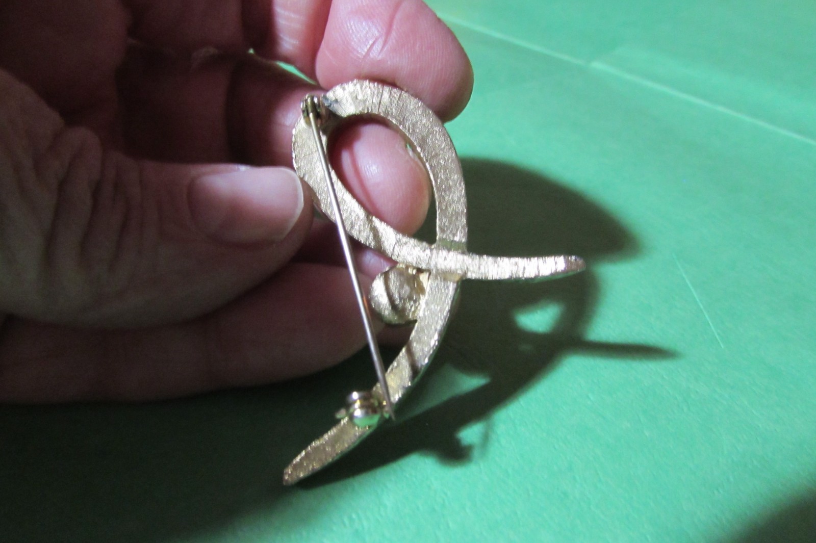 VINTAGE pin broach brooch almost 2″ goldtone swirl with faux pearl