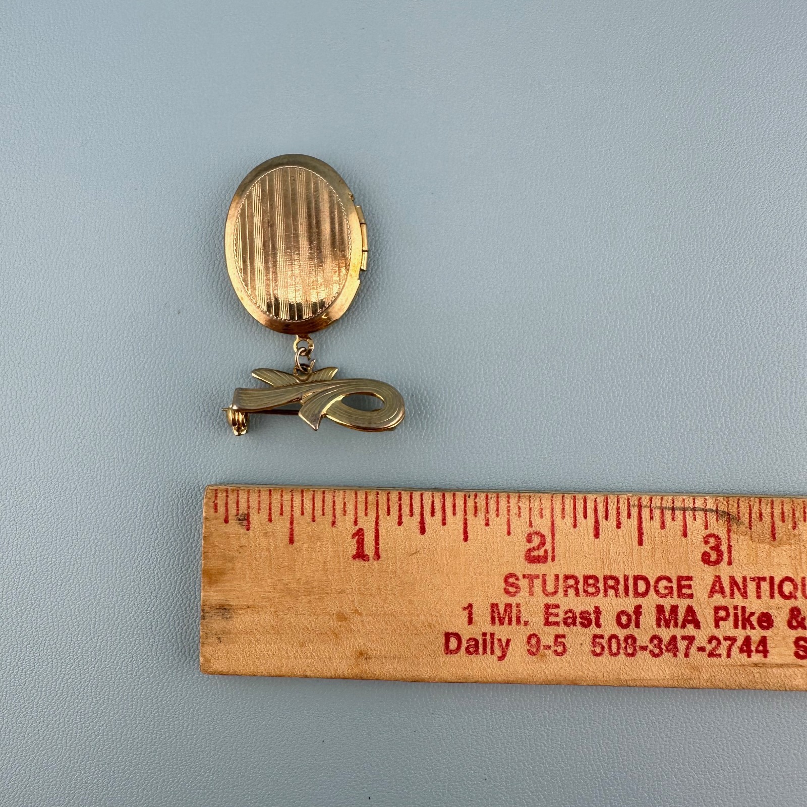 Vintage Photo Locket Brooch Pin Gold Tone Etched Stripe Dangle Bow Ribbon 1.75″