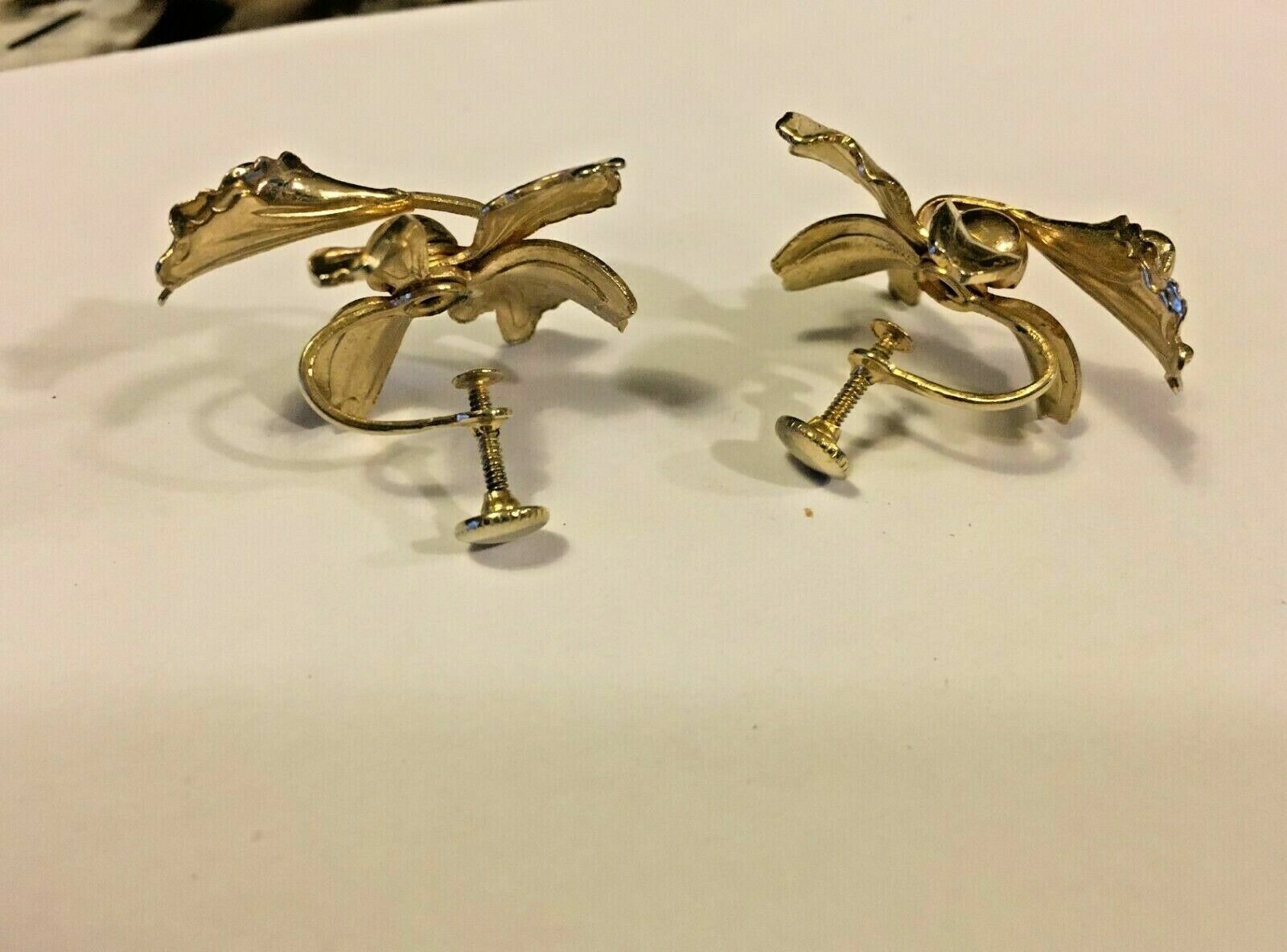 Vtg Orchid Flower Floral Purple Enamel Gold Tone Screw On Back Earrings Retro