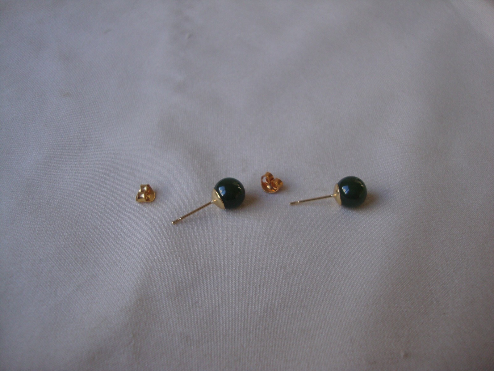 VINTAGE CLASSIC CHINESE 8MM GREEN JADE BALL YELLOW GOLD PLATED STUD EARRINGS