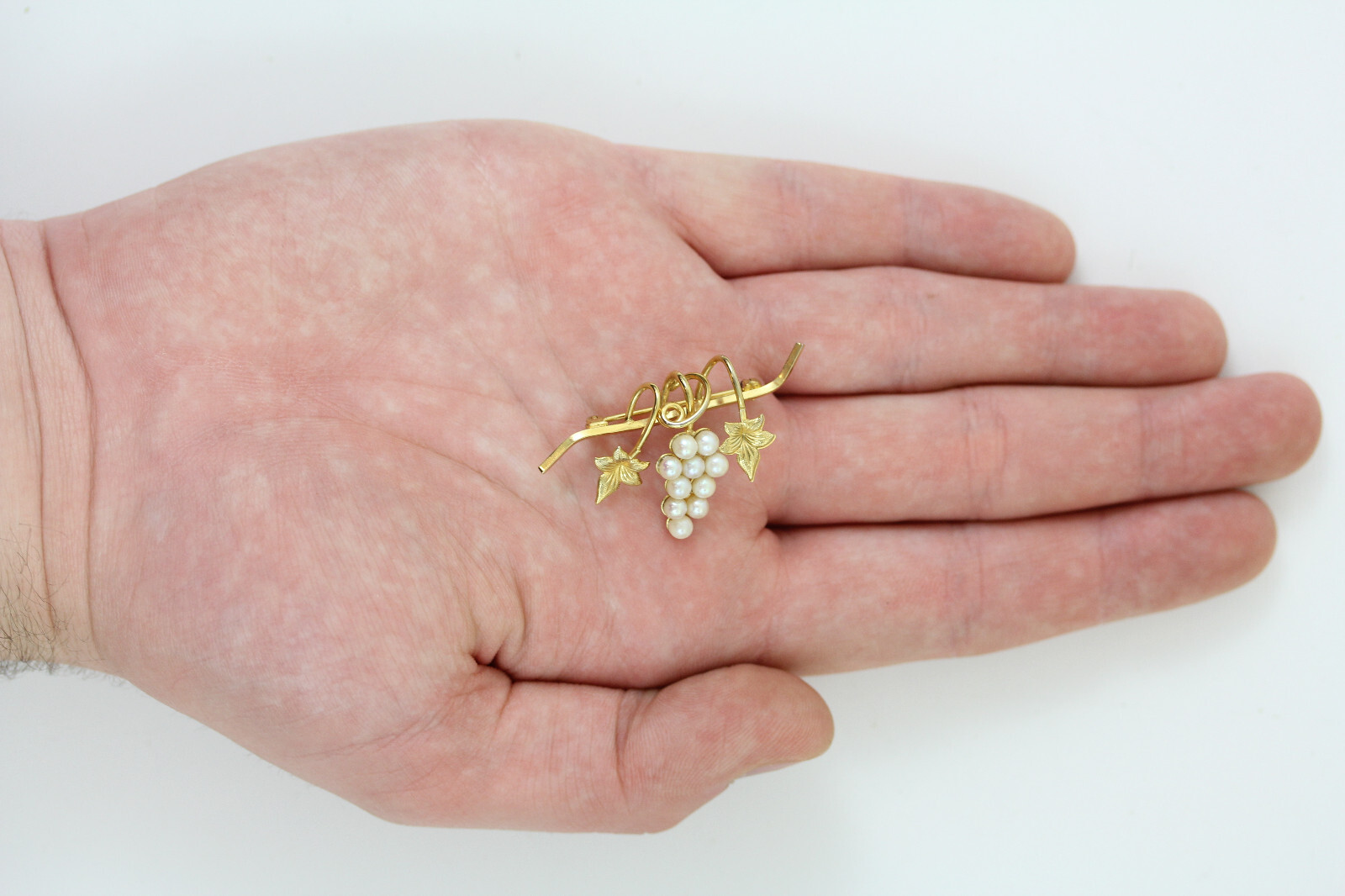 VINTAGE PEARLS GOLD FILLED BROOCH LEAF GRAPES PRETTY BEAUTIFUL RETRO