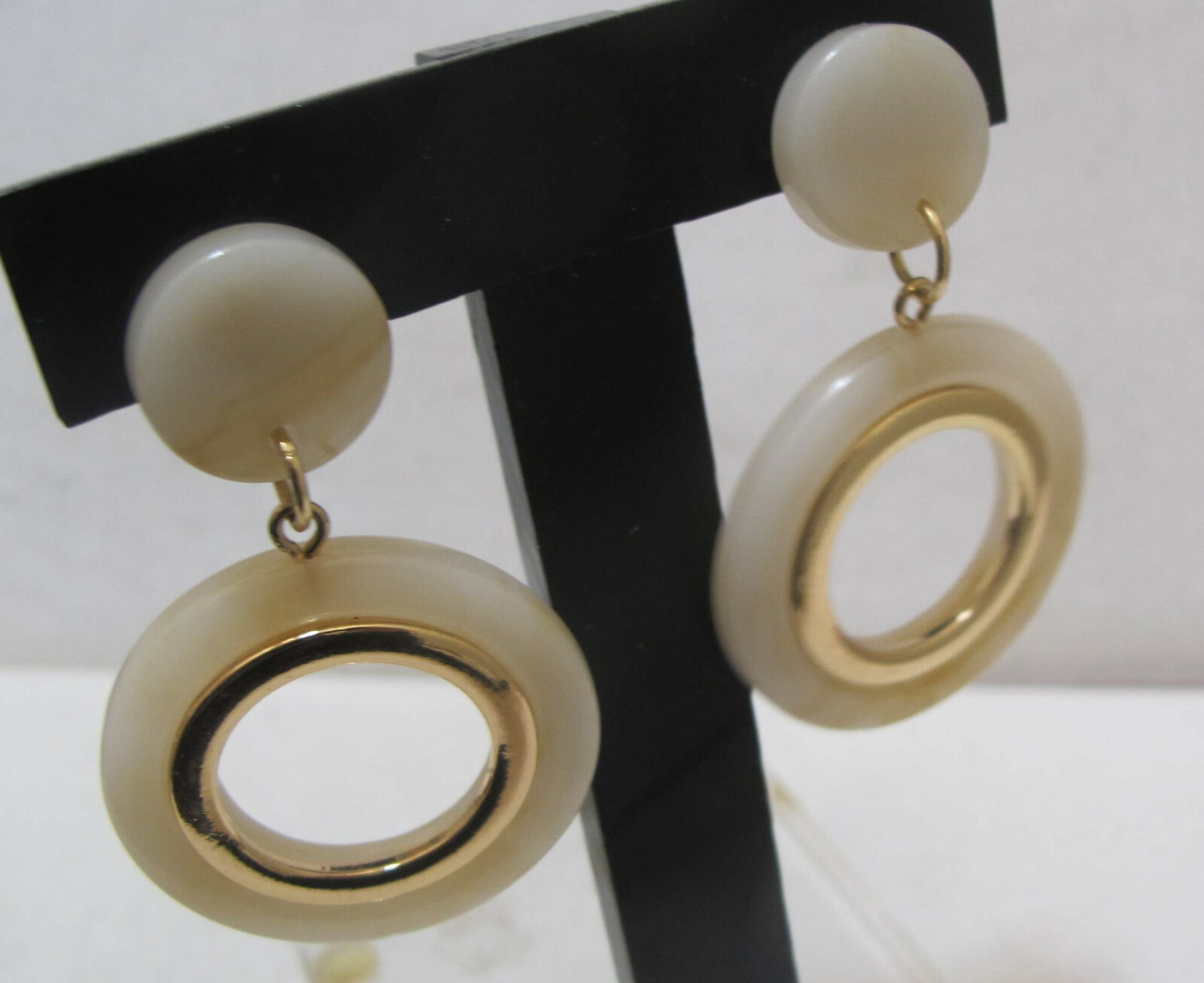 Vtg 2-3/8” Gold Tone Creamy Marbled White Lucite Dangle Hoop & Disk Post Earring