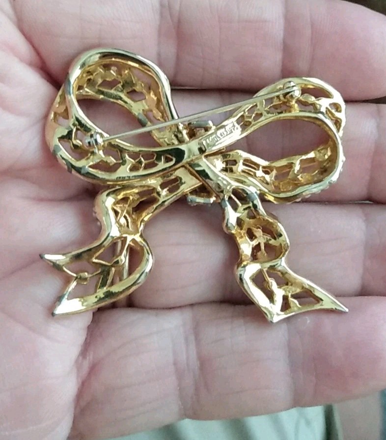 Vintage SIGNED RARE CASTLECLIFF Christmas Ribbon Bow Rhinestone & Faux Pearl Pin