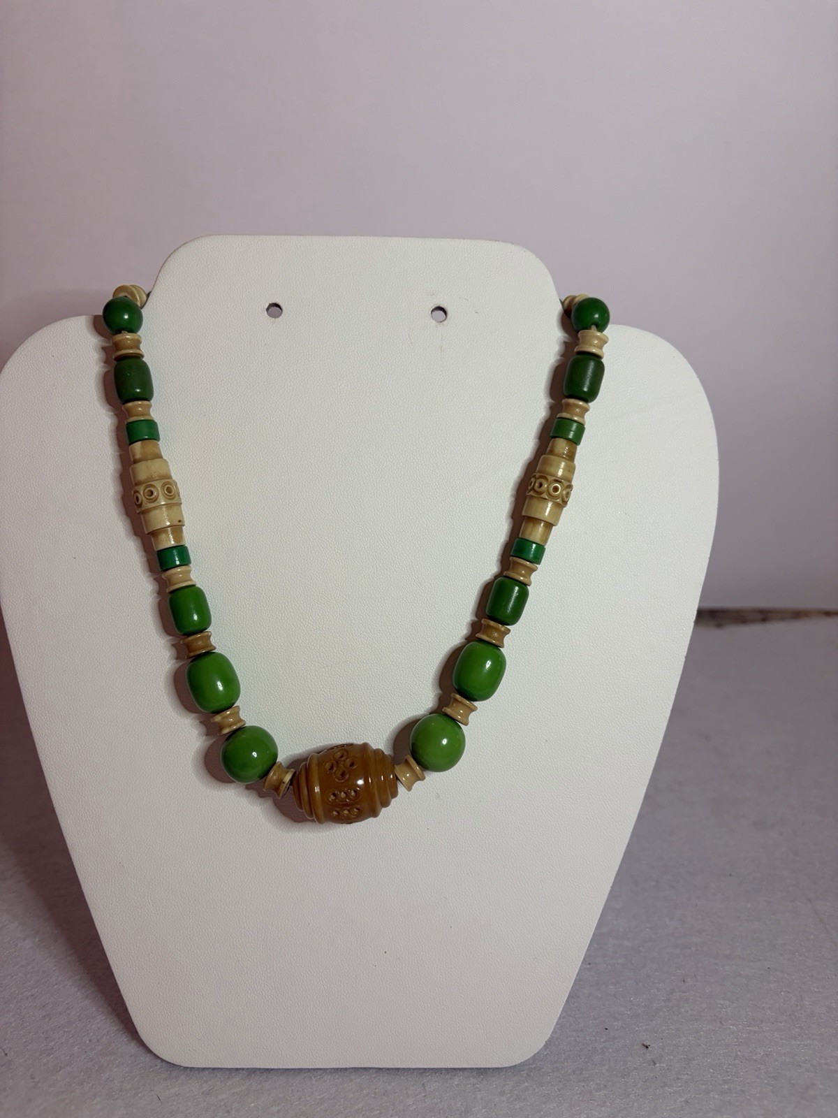 Beautiful vintage necklace from the 1930s and 1950s.