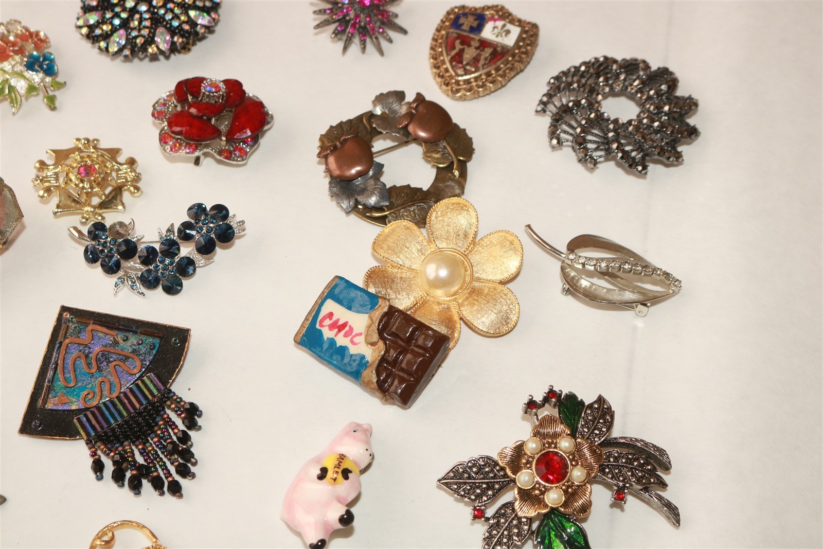LOT OF 20 DIFFERENT VINTAGE TO MODERN BROOCHES PINS – Lot #4