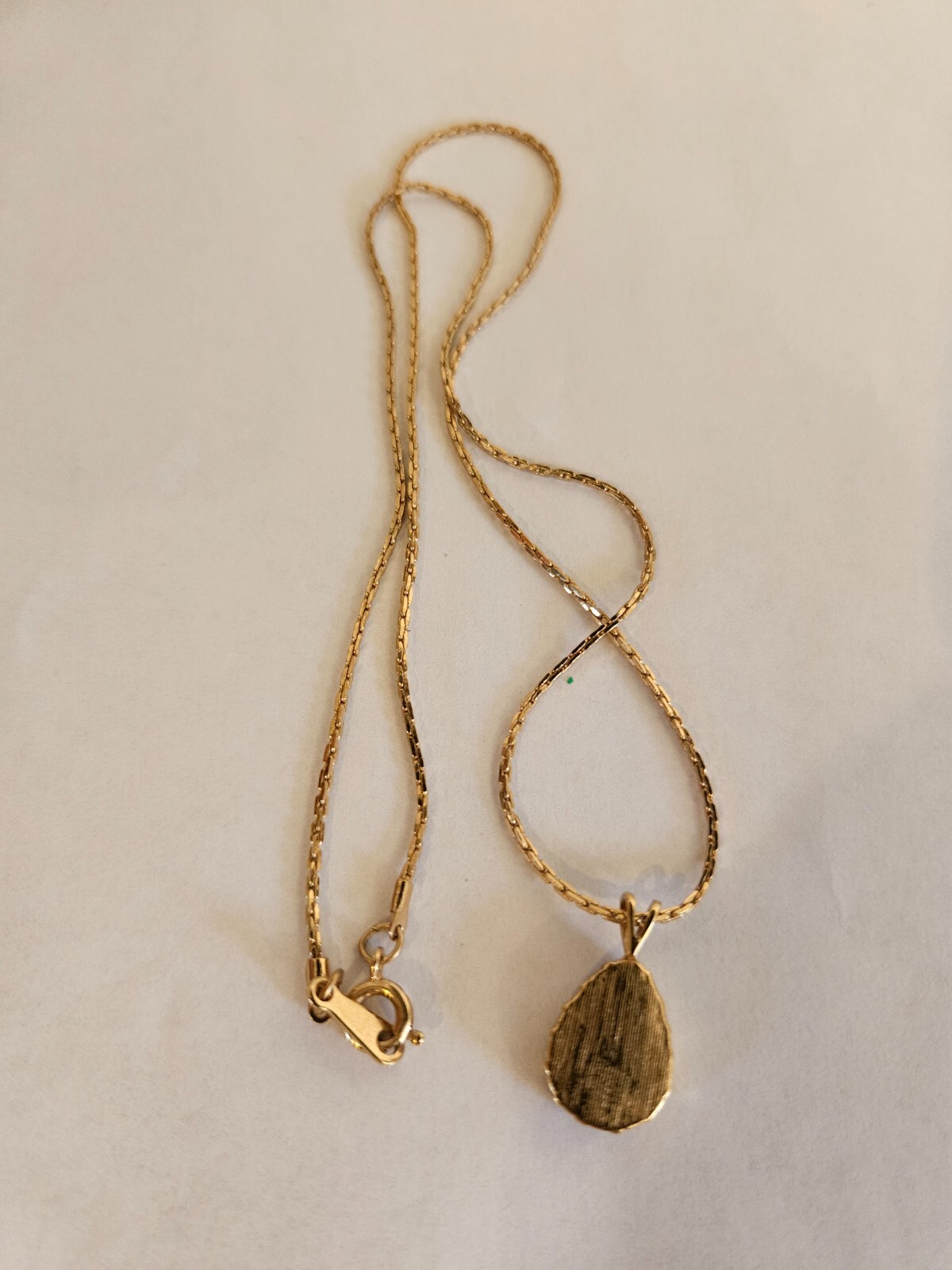 VINTAGE AVON MAY EMERALD GREEN BIRTHSTONE TEARDROP PENDANT 18″ NECKLACE