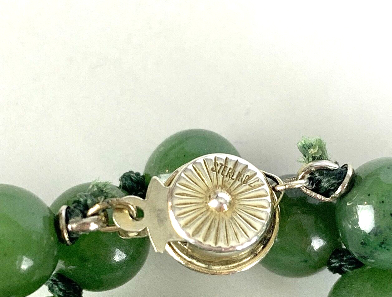 LOVELY VINTAGE SILVER CLASP 8MM GREEN JADE BEAD NECKLACE 17.5″ LONG