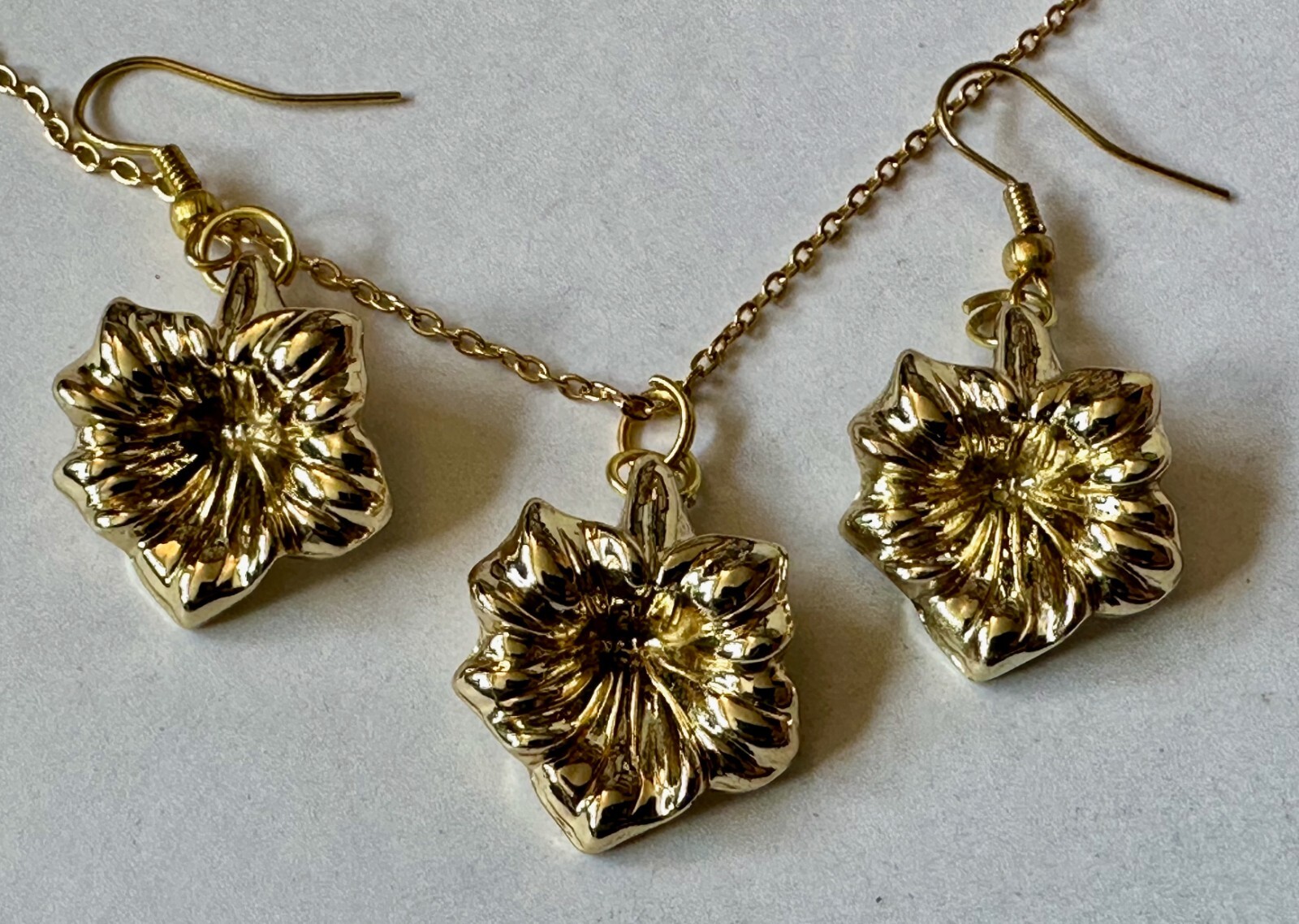 Vintage JEWELRY SET flower gold tone plastic charm 1″ necklace l8″ GP & EARRING
