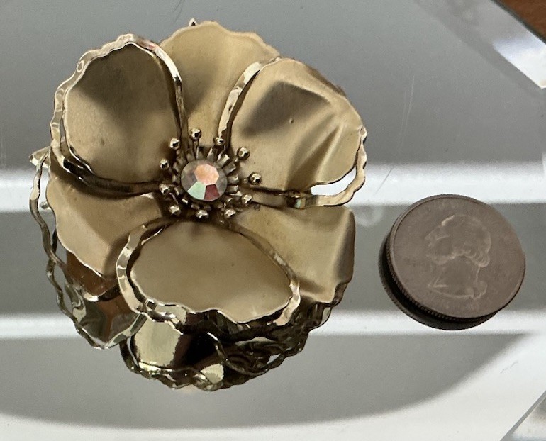 VINTAGE ESTATE ENAMELED FLOWER GOLD TONE APPROXIMATELY 2 1/2 INCHES BROOCH