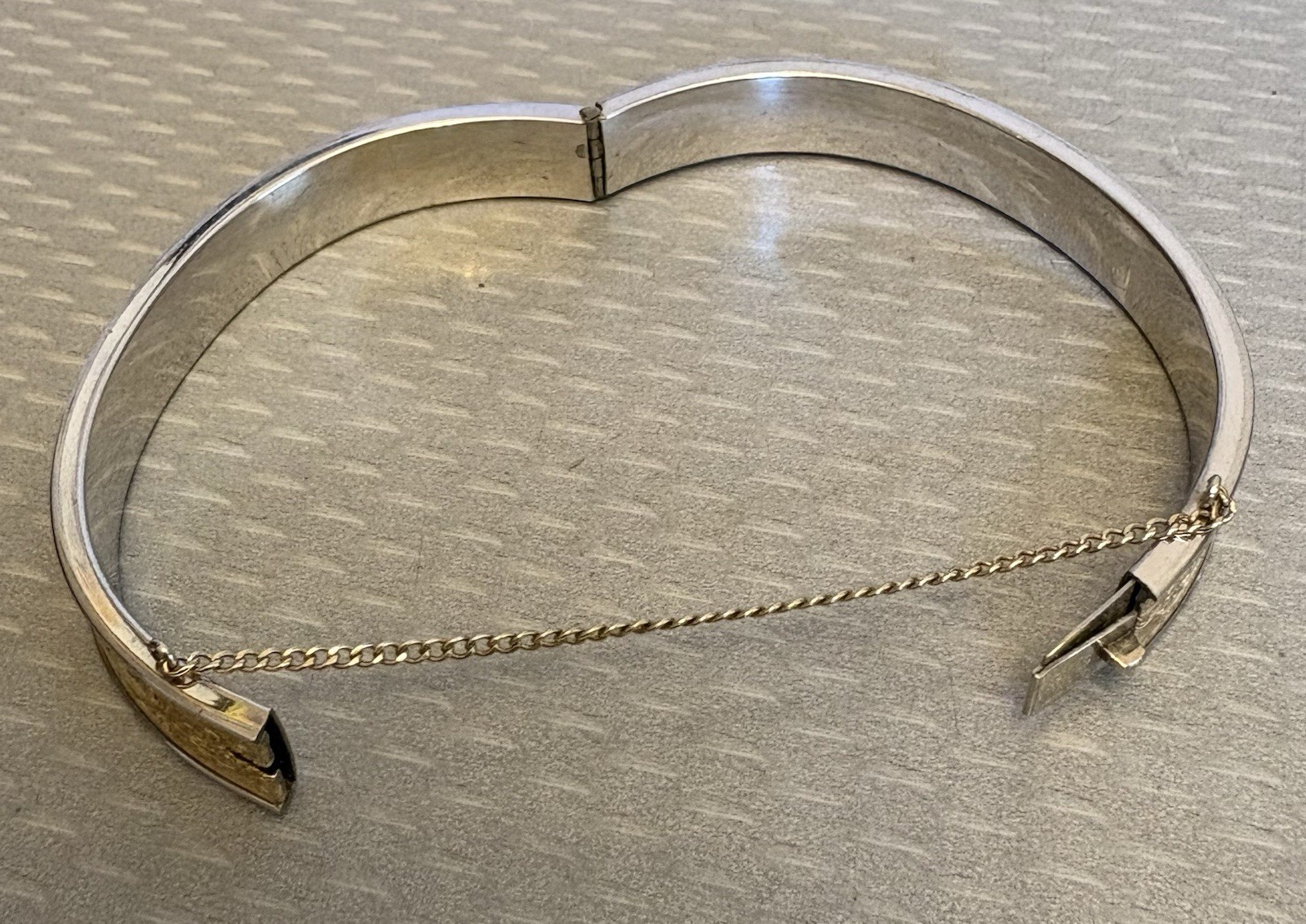 Vintage Krementz Hinged Bangle Bracelet Rolled Gold Overlay 2-Tone Safety Chain
