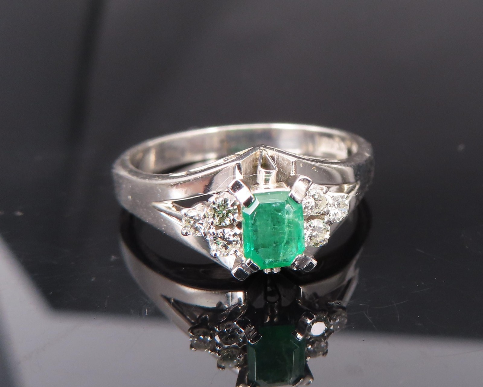 Vintage 0.26ct Colombian Emerald 0.06ct Diamond Platinum Ring Size 7