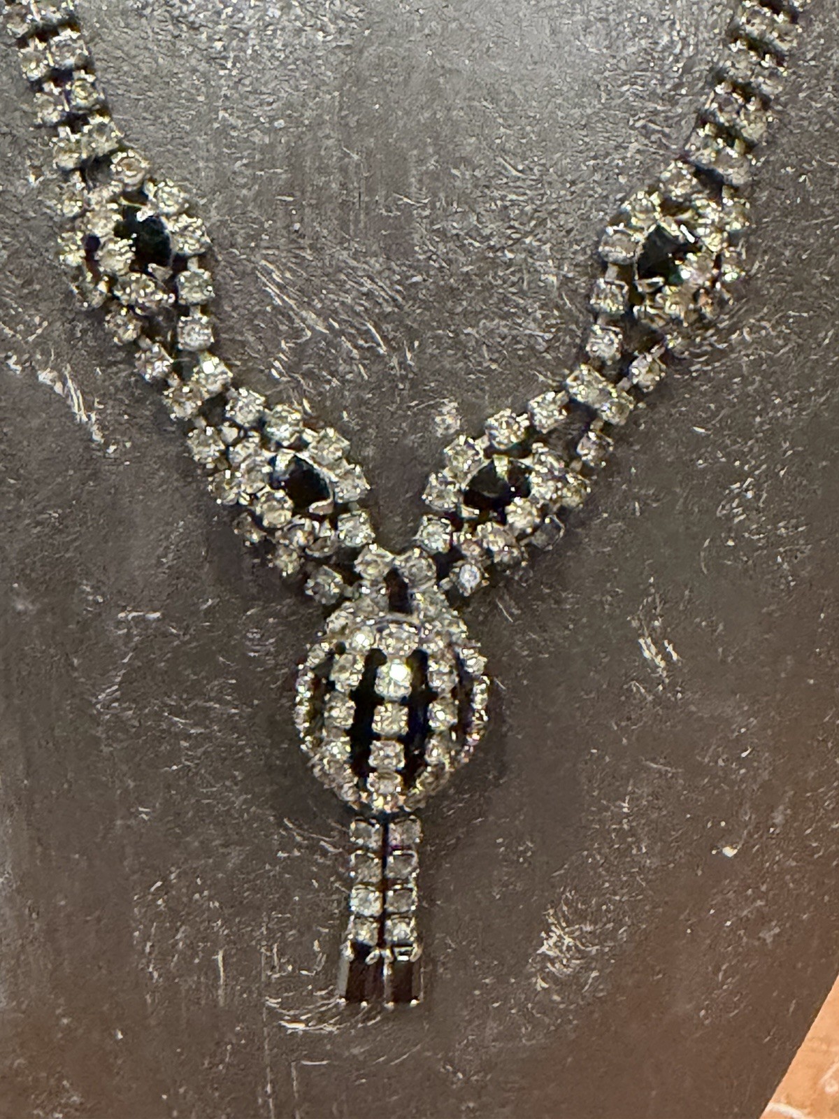 VINTAGE ART DECO CRYSTAL BLACK CLEAR RHINESTONE Y-DROP PENDANT 16″ NECKLACE EUC