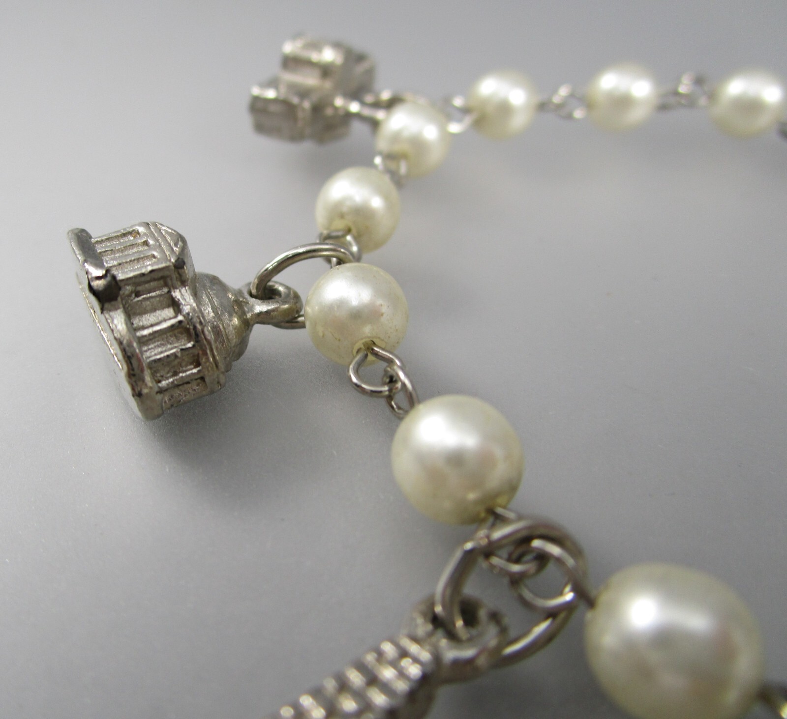 Vtg Washington DC Architecture Buildings Charm Souvenir Bracelet Faux Pearls 815