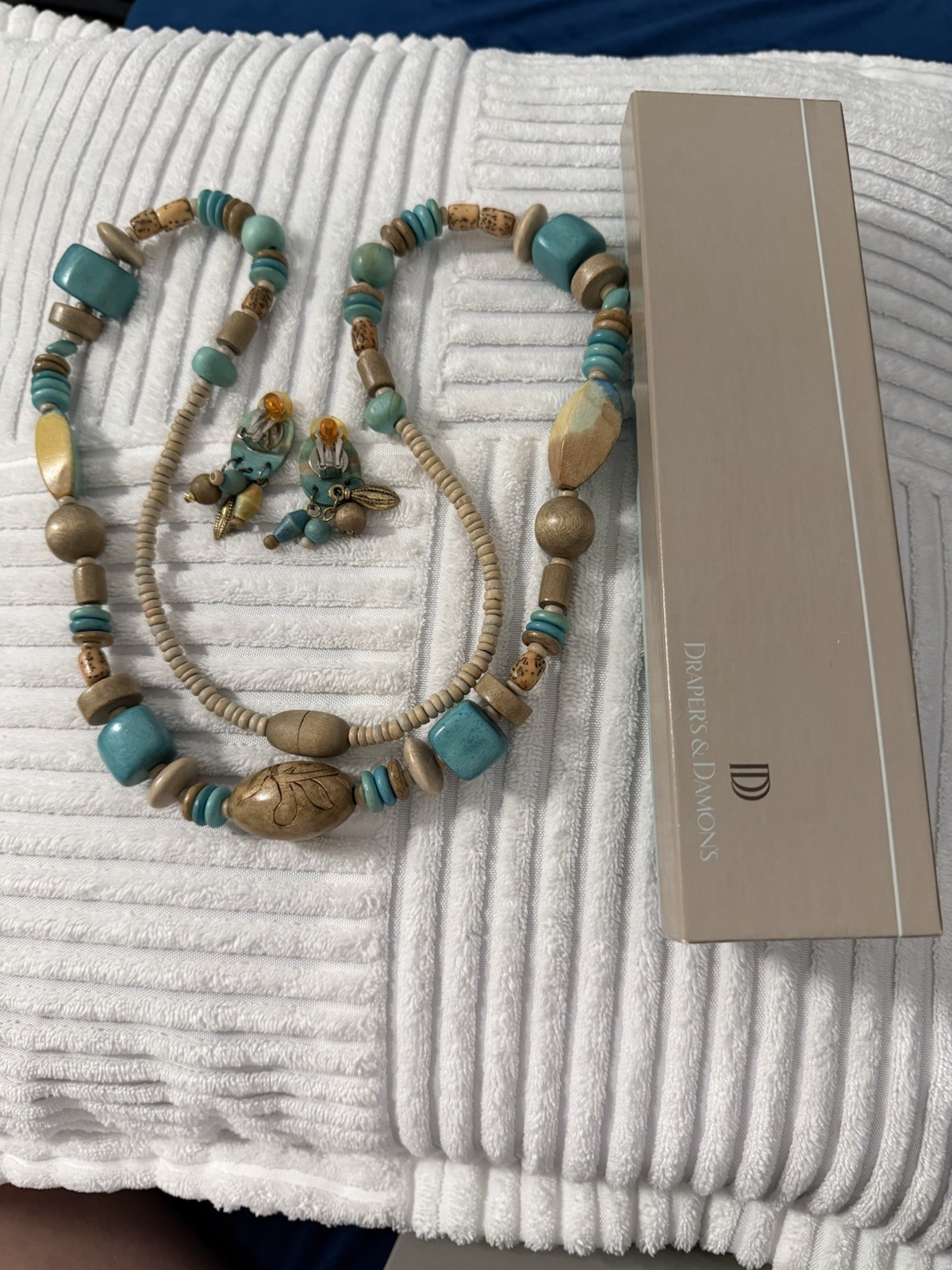 VTG Drapers & Demons Wood Turquoise And Beige Beaded Necklace & Clip Earrings