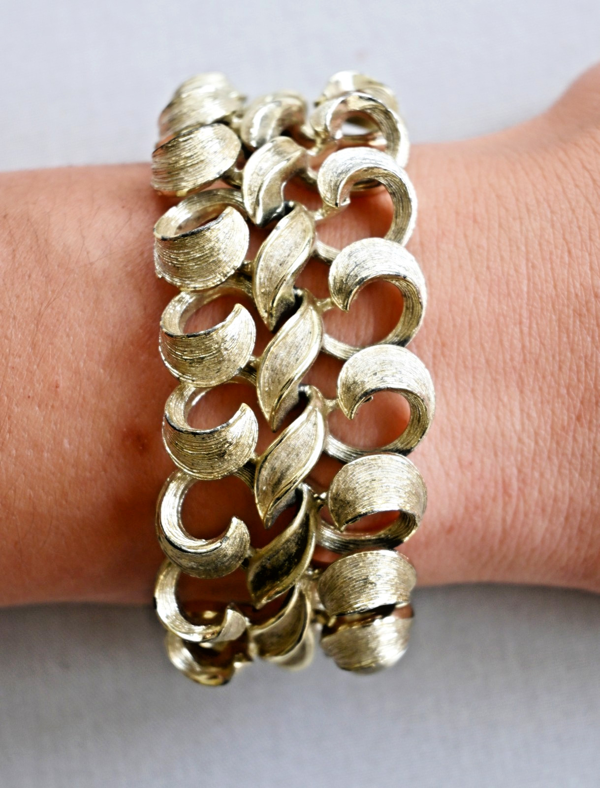 Vintage Lisner Textured Gold Tone Leaf Link Statement Bracelet Signed