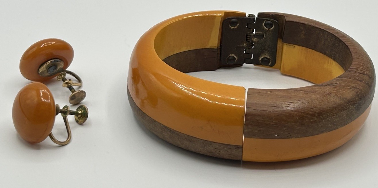 VTG Hinged 1930’s- 1950’s Wooden Clamper Bracelet & Bakelite Screw Back Earrings