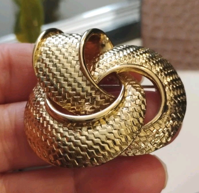 Vintage Ornate Unsigned ORENA Paris Textured Triple Golden Knot 1.5″ Pin/Brooch!