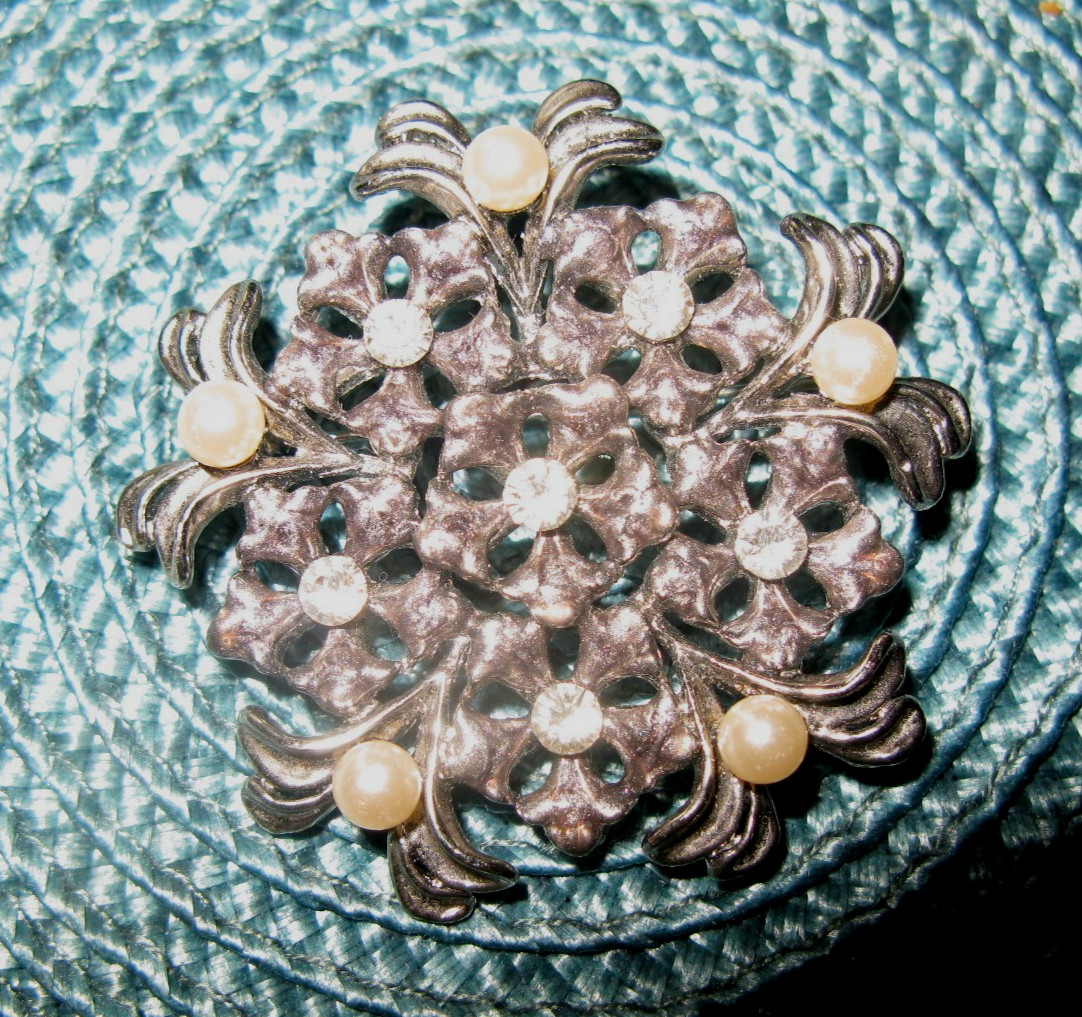 Vintage Rhinestone & Pearl BROOCH Pin with safety clasp
