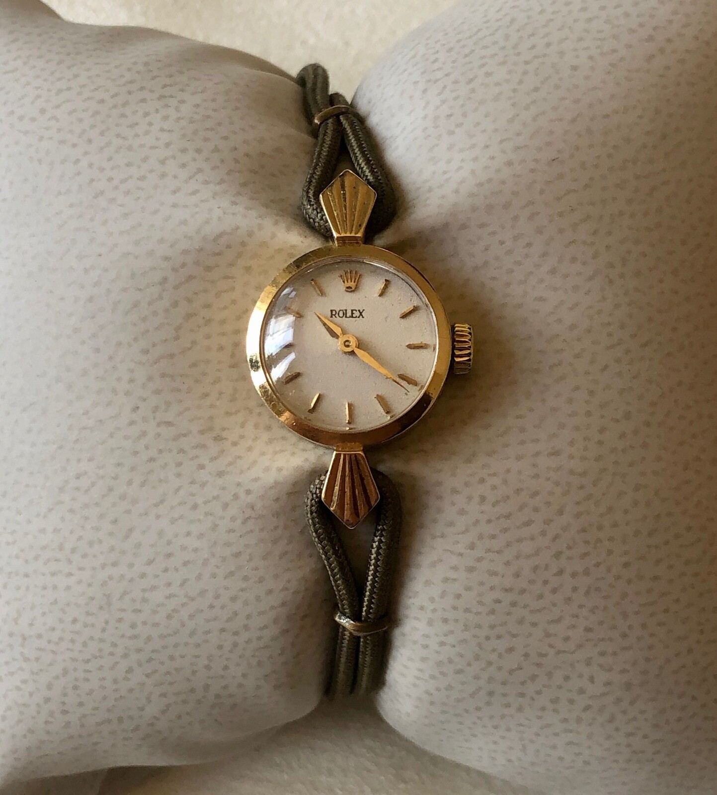 Ladies Rolex Vintage 9060 18k Yellow Gold Hand Wind Watch