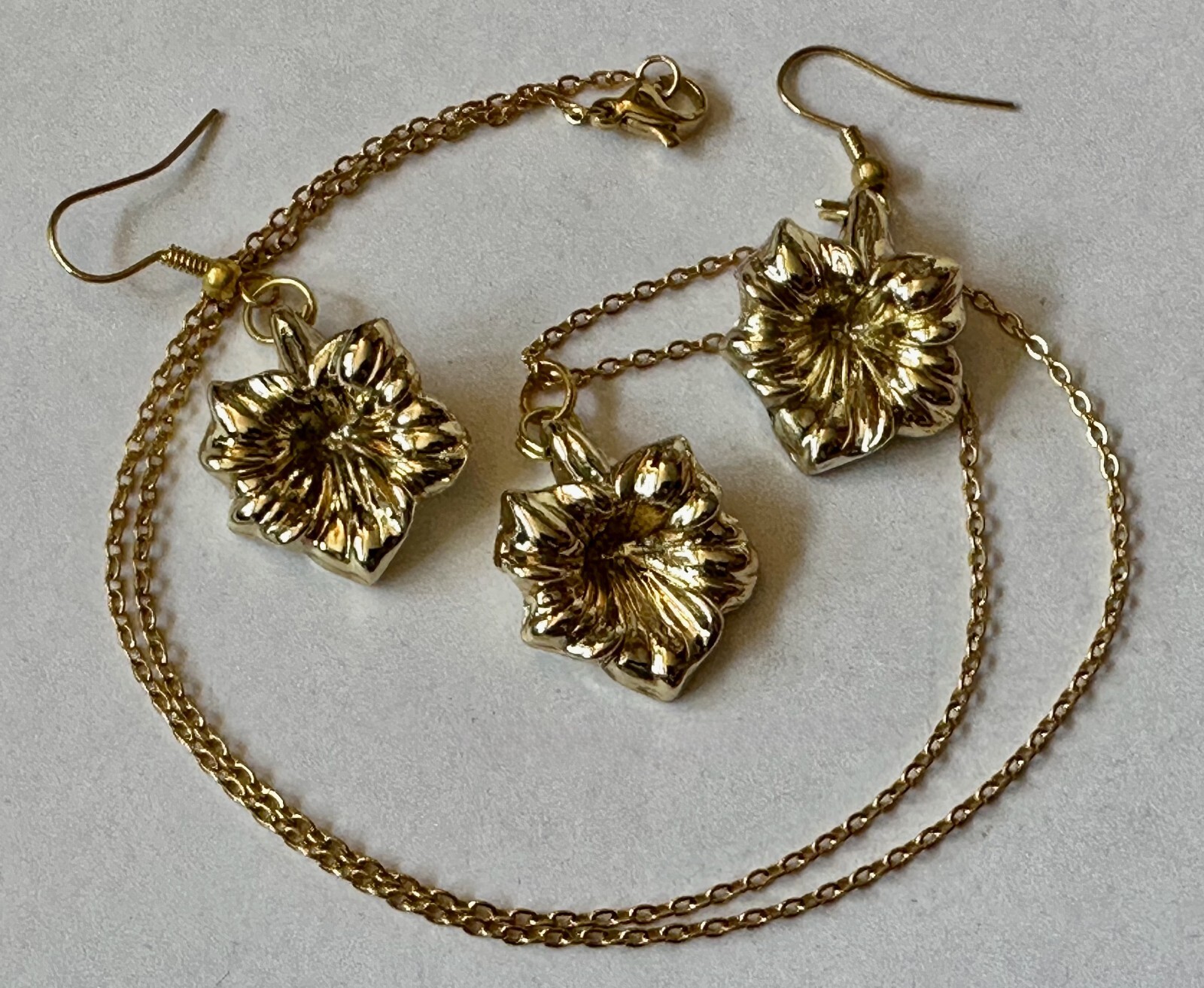 Vintage JEWELRY SET flower gold tone plastic charm 1″ necklace l8″ GP & EARRING