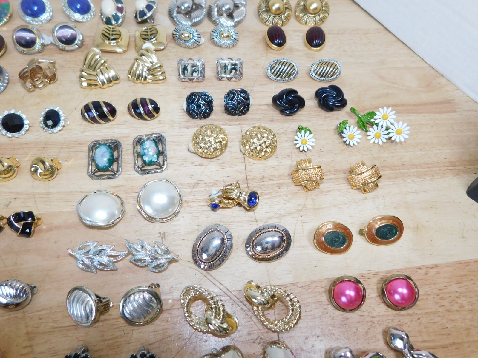 99 Pair Chunky Statement Clip Earrings 80’s Costume Gold Toned Enamel, 3/106