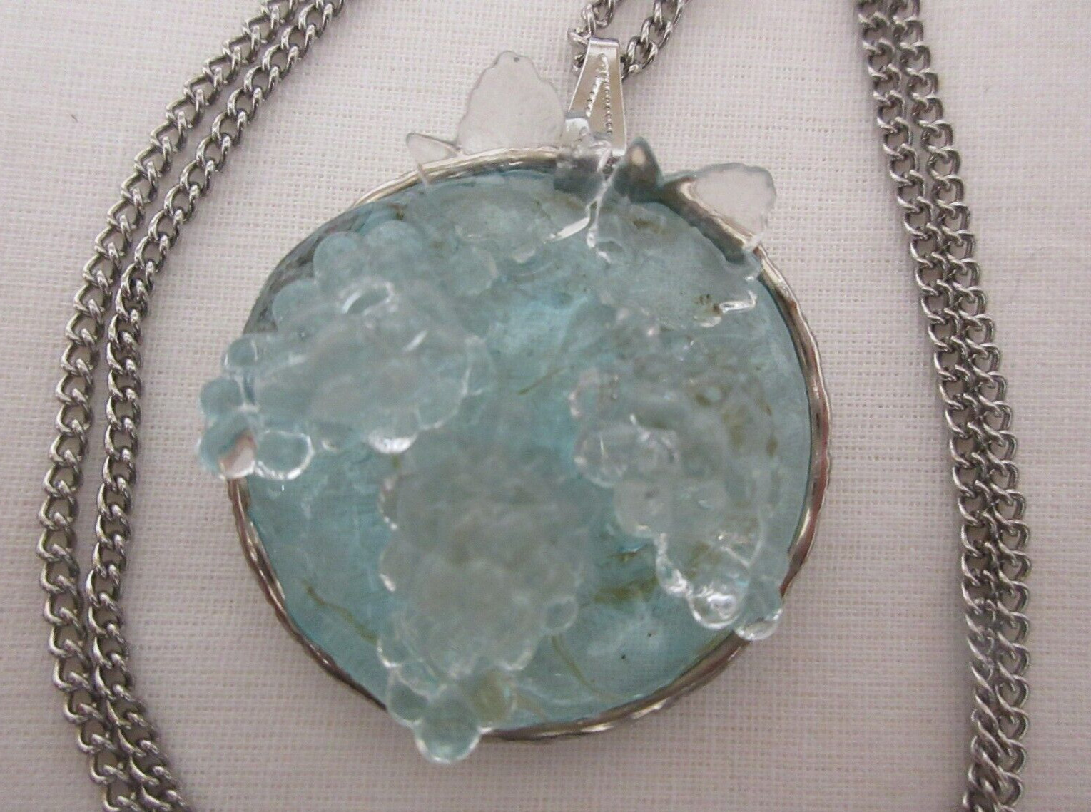 Vintage Silver Tone Tinted Molded Lucite Grape Clusters Pendant Necklace 21″