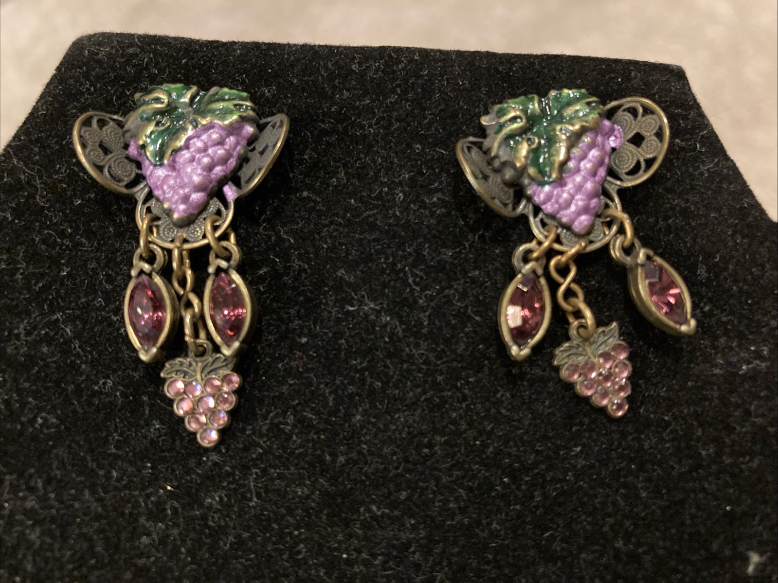 🧚🏻Vintage Metal Grape Cluster Dangle Earrings 1-1/2”
