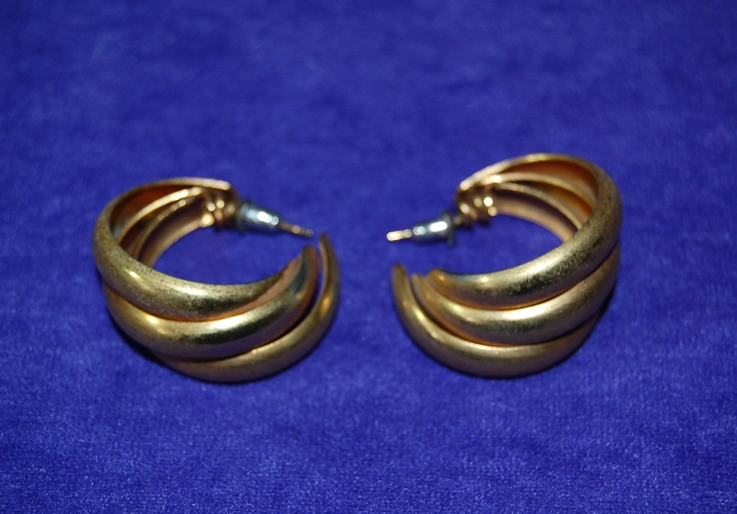 Pair of Vintage Gold Tone Stud Earrings about 1-1/4″ in Diameter