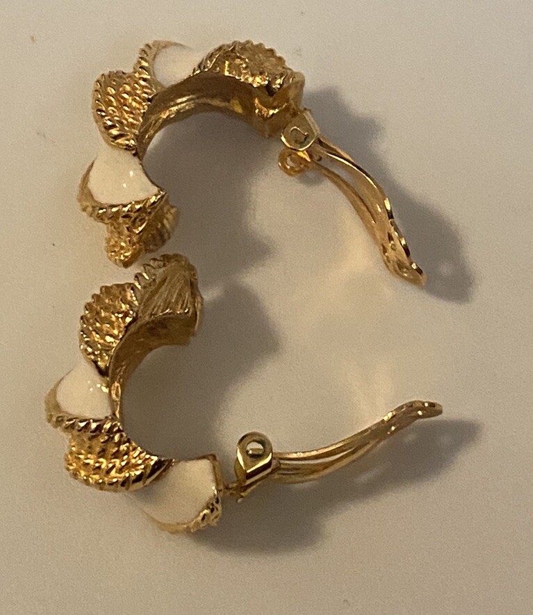 Vtg GAY BOYER Signed White Enamel Gold Tone Rope Design Retro Chic NY Earrings