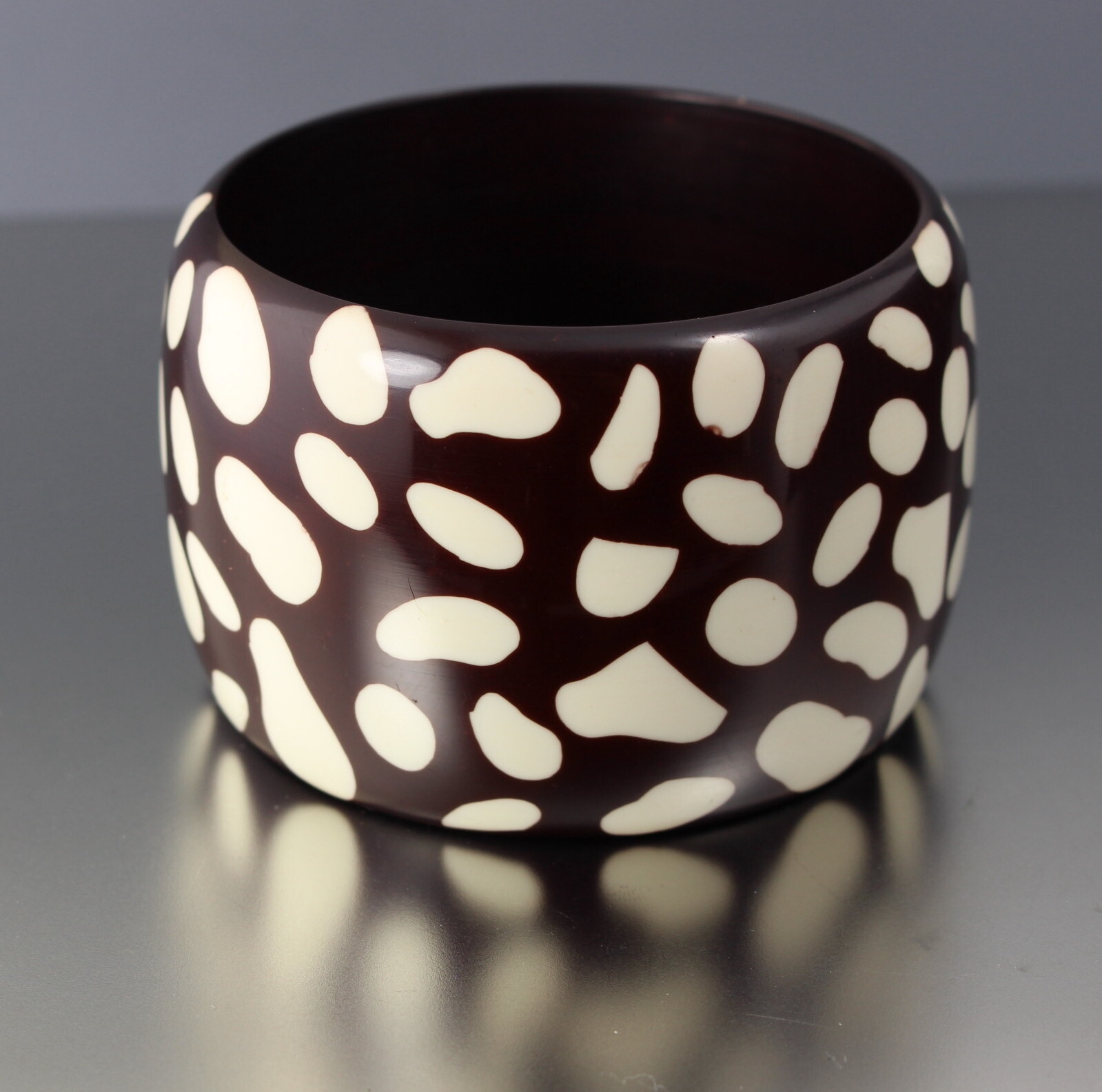 VINTAGE 70’S CHUNKY BROWN & WHITE PLASTIC LUCITE BANGLE BRACELET