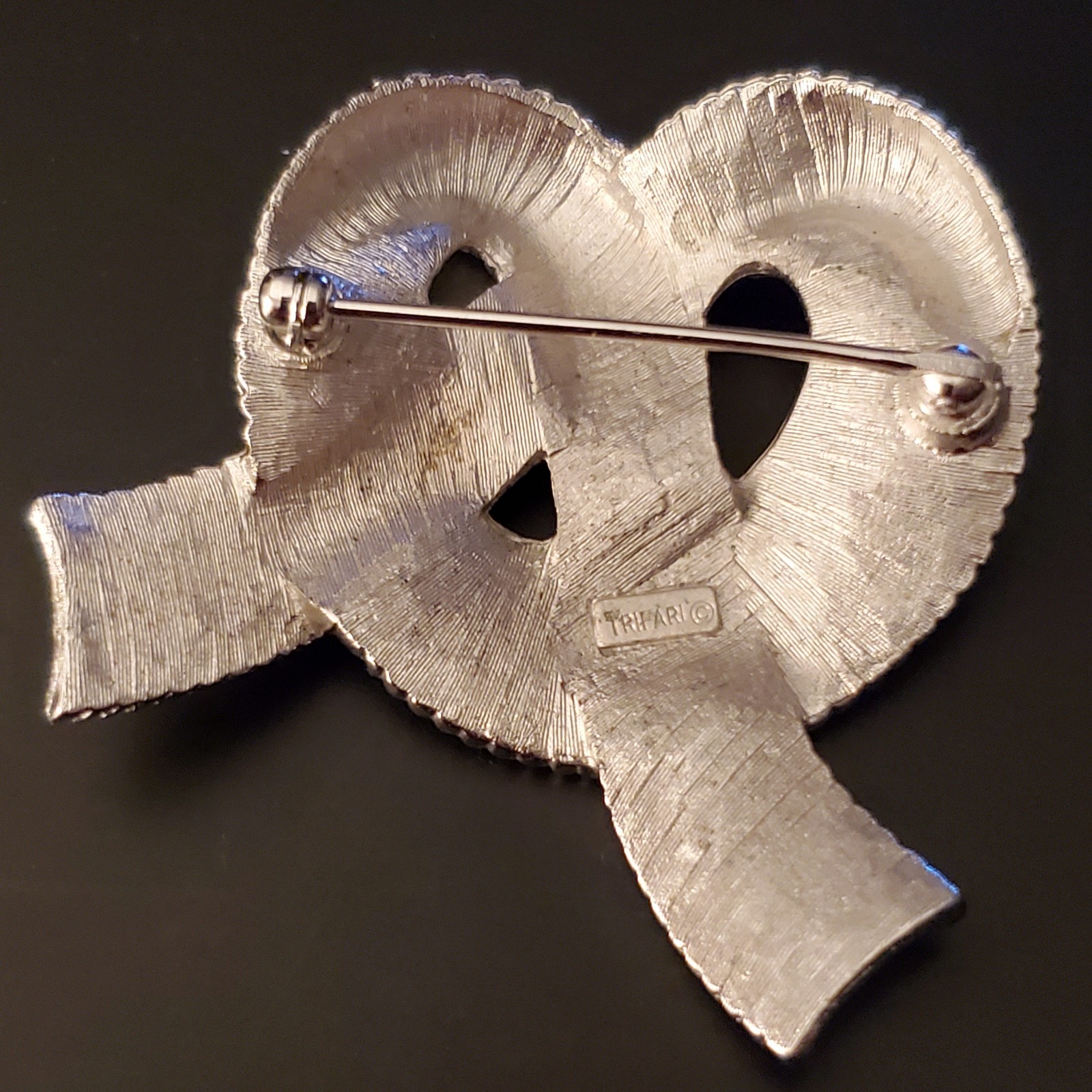 Vtg Crown Trifari 1960’s Brushed Silver Tone Ribbon Pretzel Bow 2 ” Brooch Pin