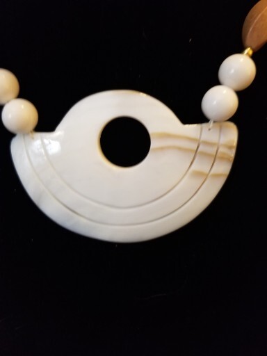 Vtg 60s Cream & Faux Wood Lucite Bead Real Shell Pendant Necklace 16 Inches