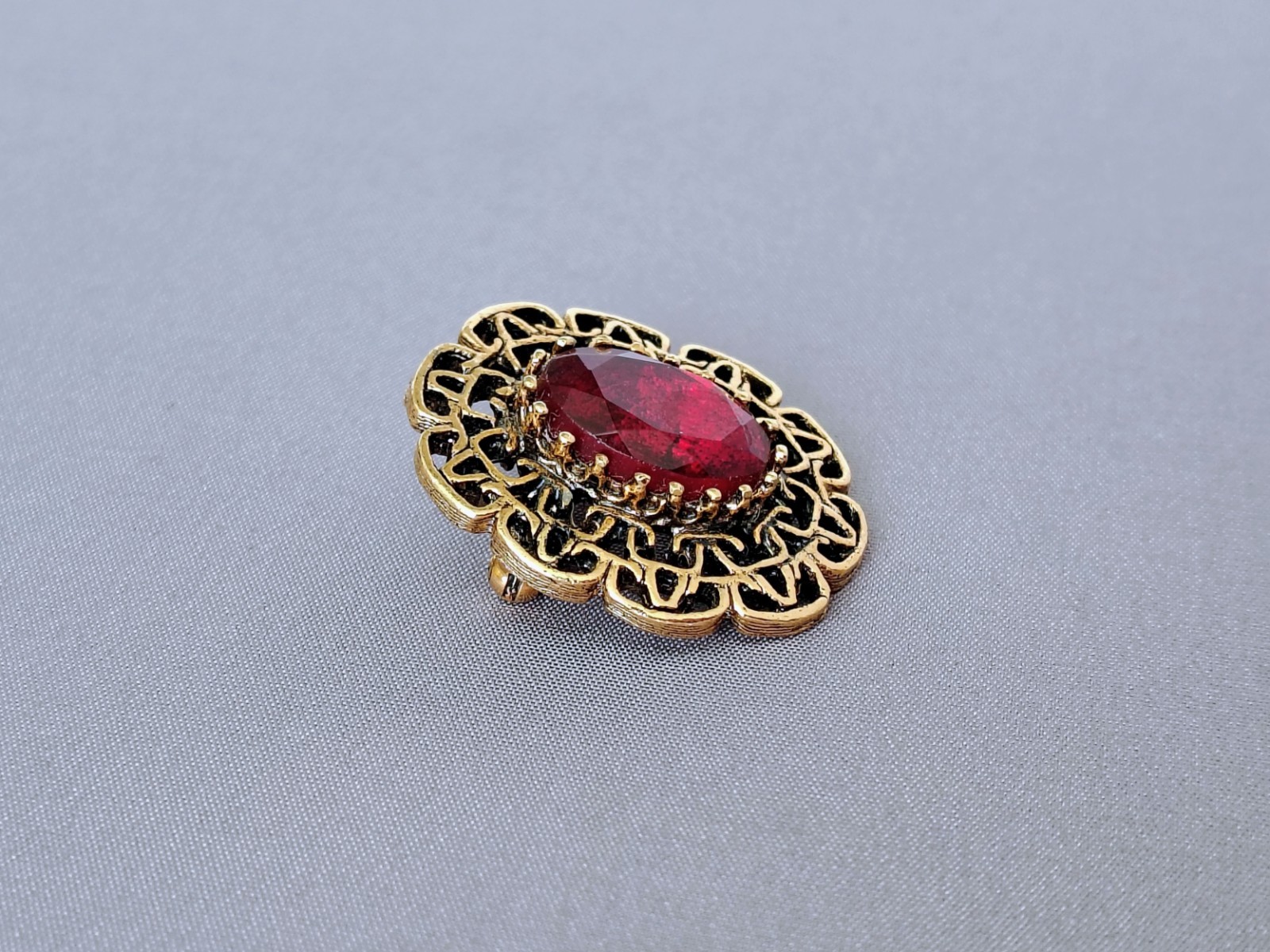 Vintage 1978 SARAH COVENTRY ‘First Lady’ Red Rhinestone Goldtone Brooch Pin