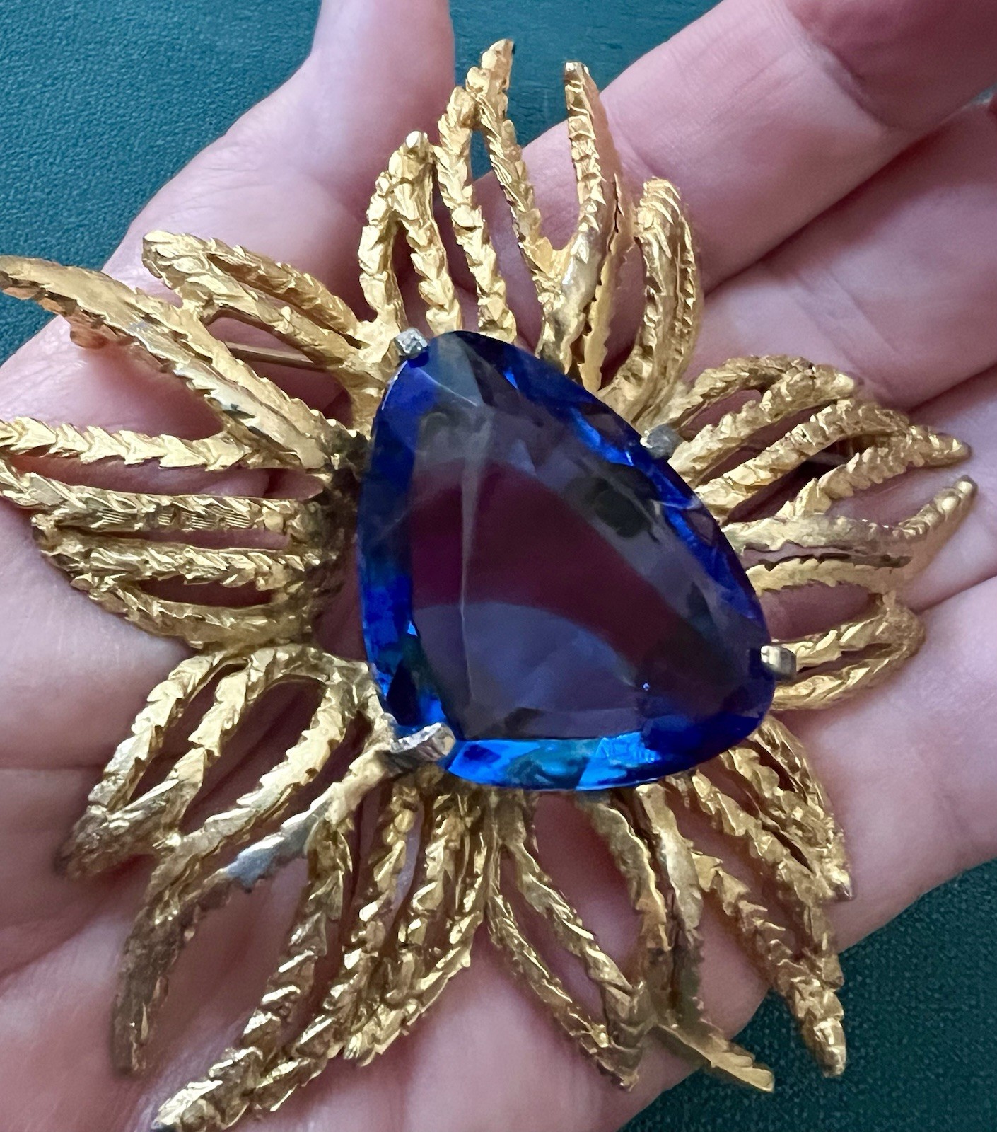 RETRO DRAMATIC VINTAGE COSTUME GILT METAL STAR LARGE PURPLE BLUE STONE BROOCH